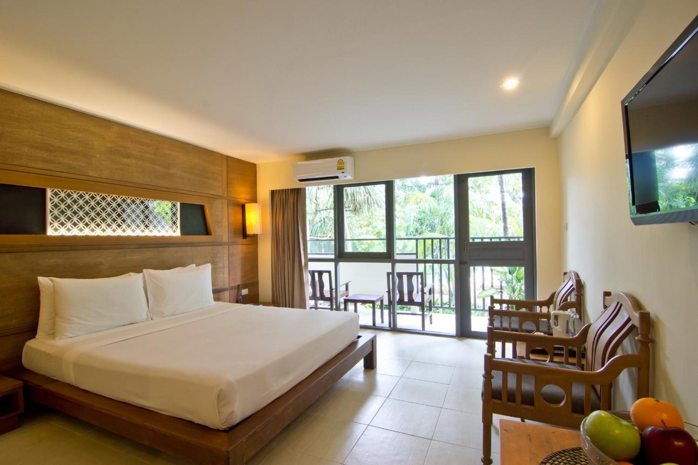 Superior Room - Pool View - Photo 5