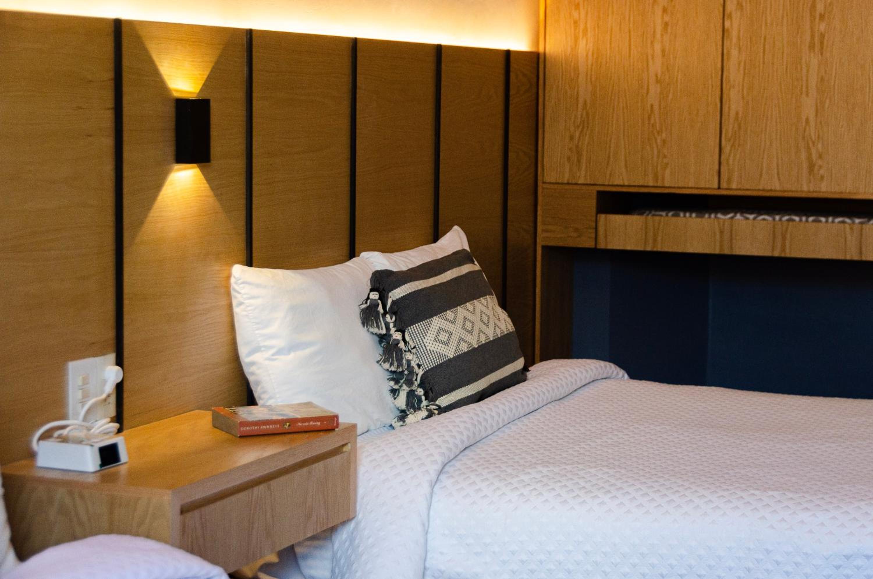 Deluxe Double Room with Balcony - Photo 4