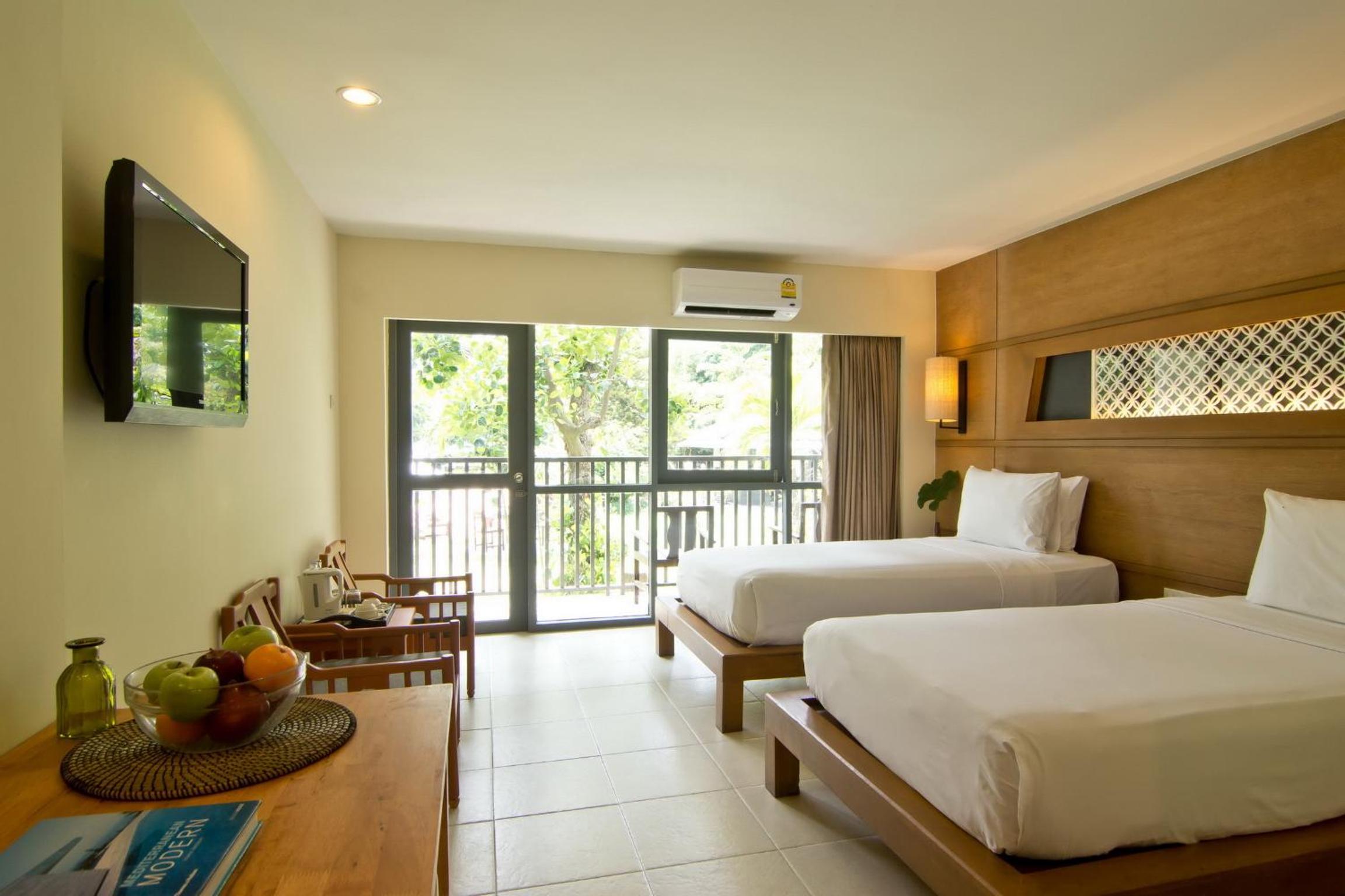 Superior Room - Pool View - Photo 7