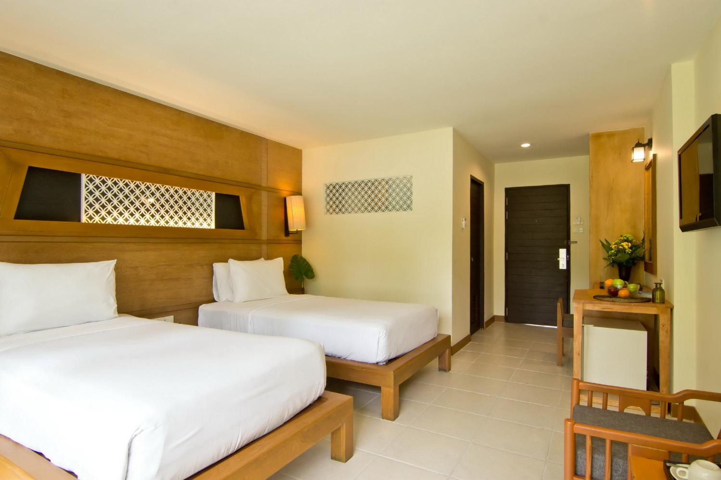 Superior Room - Pool View - Photo 8