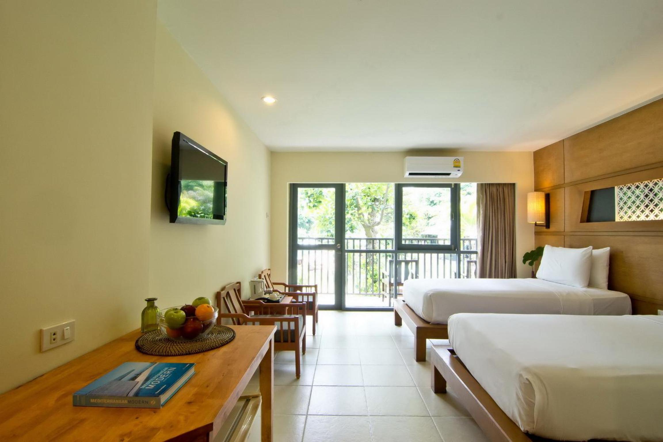 Superior Room - Pool View - Photo 9
