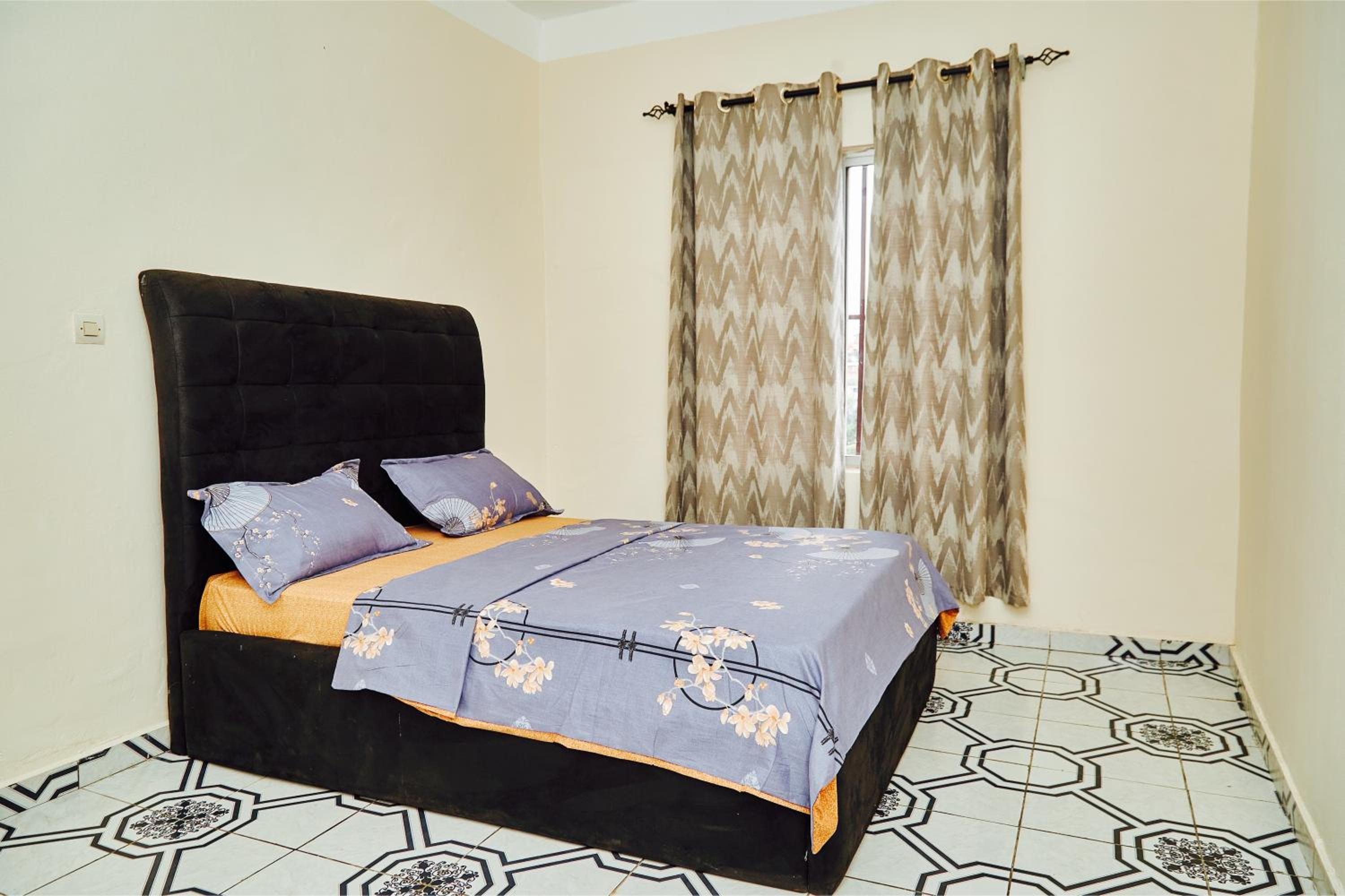 Three-Bedroom Apartment with Mountain View photo 1