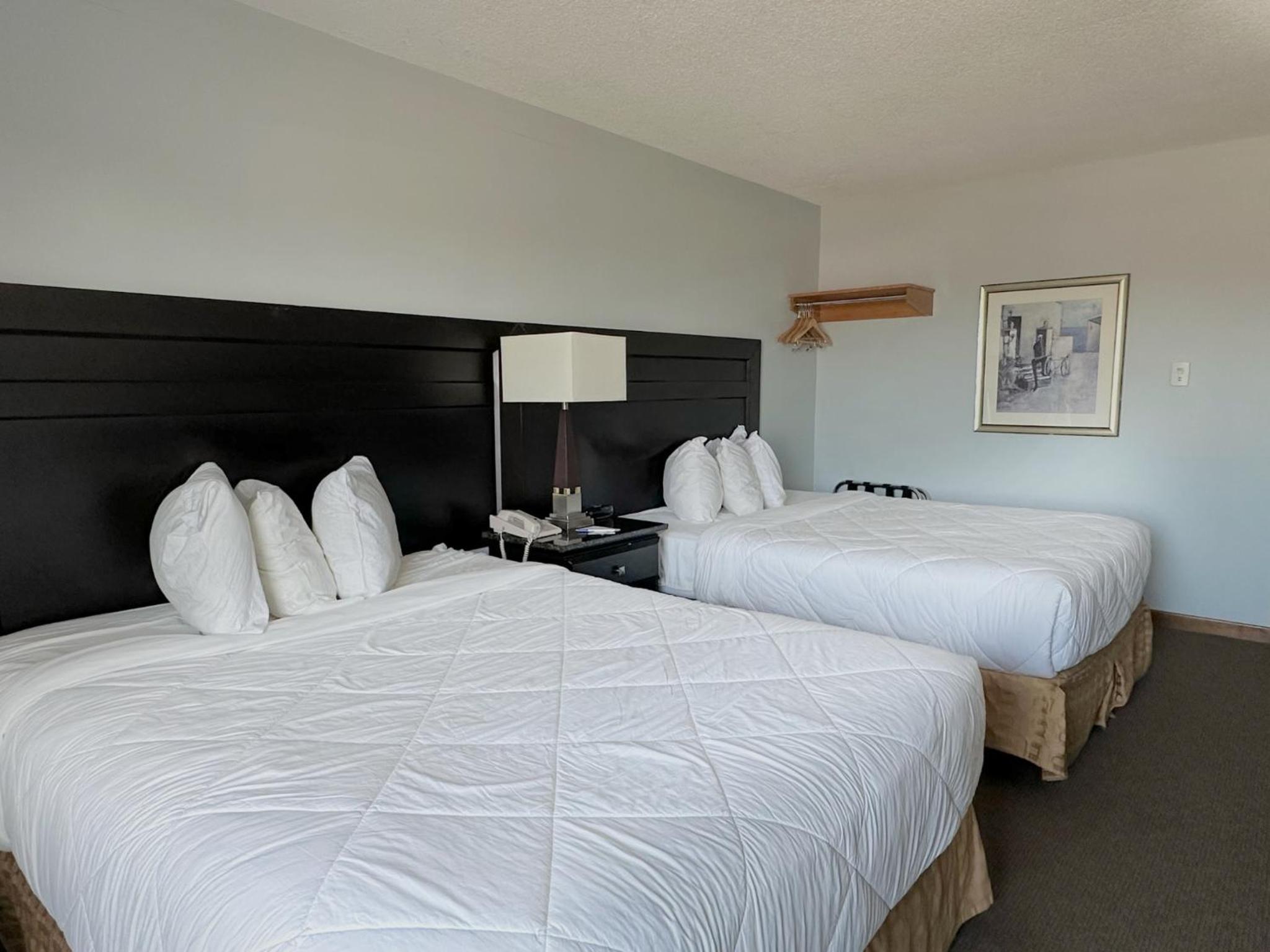Queen Room with Two Queen Beds - Non-Smoking / 1st Floor - Photo 6