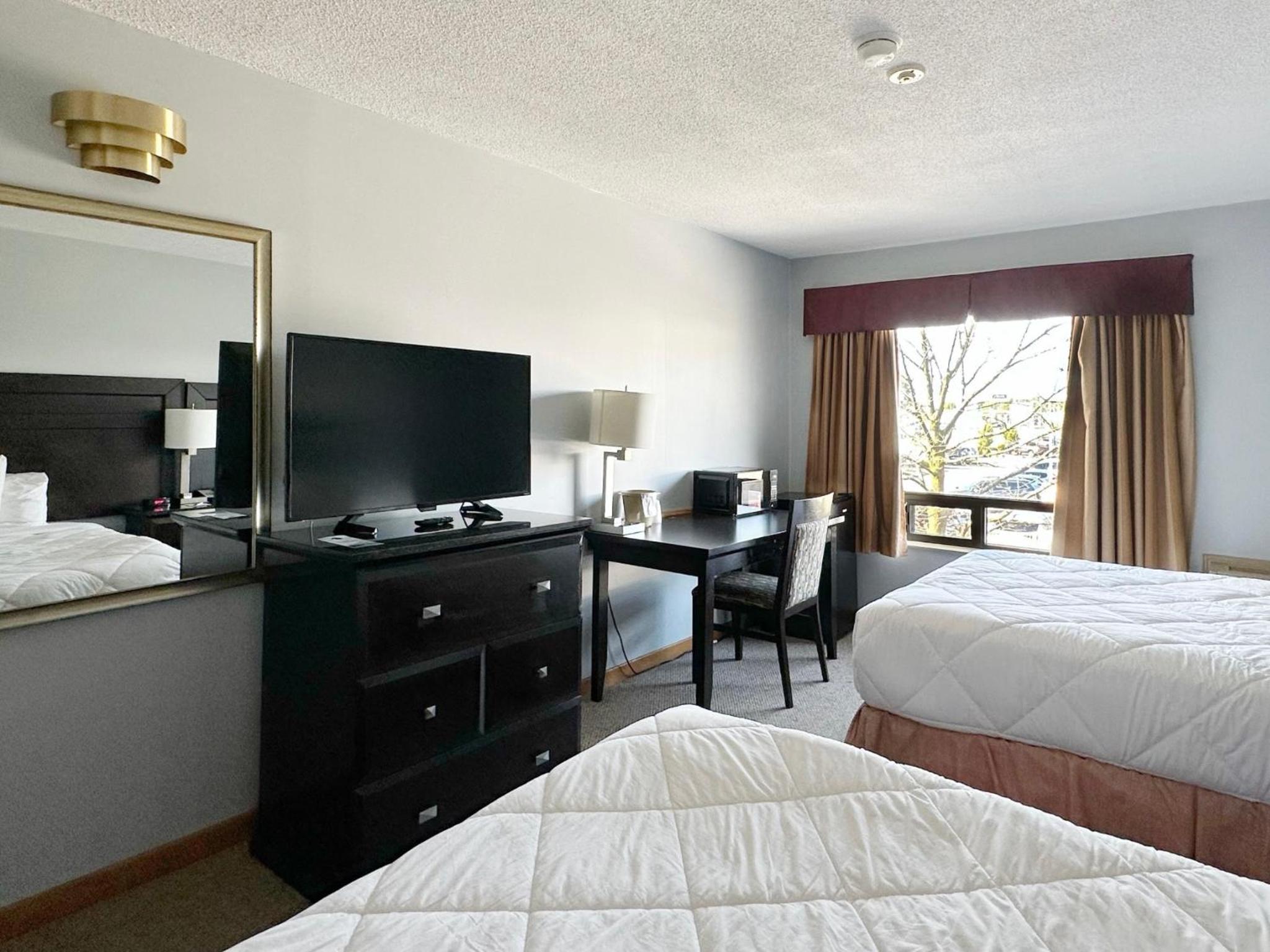 Queen Room with Two Queen Beds - Non-Smoking / 1st Floor - Photo 3