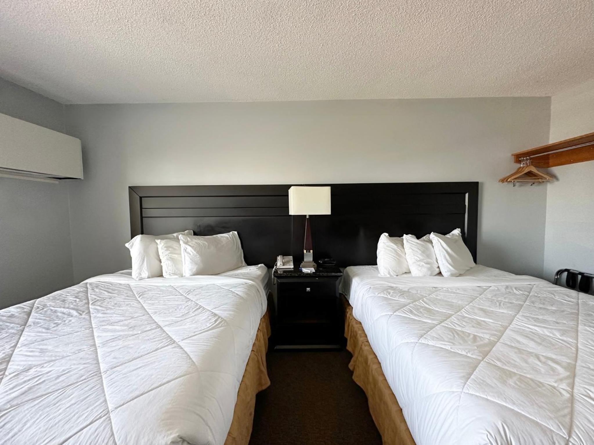 Queen Room with Two Queen Beds - Non-Smoking / 1st Floor - Photo 5