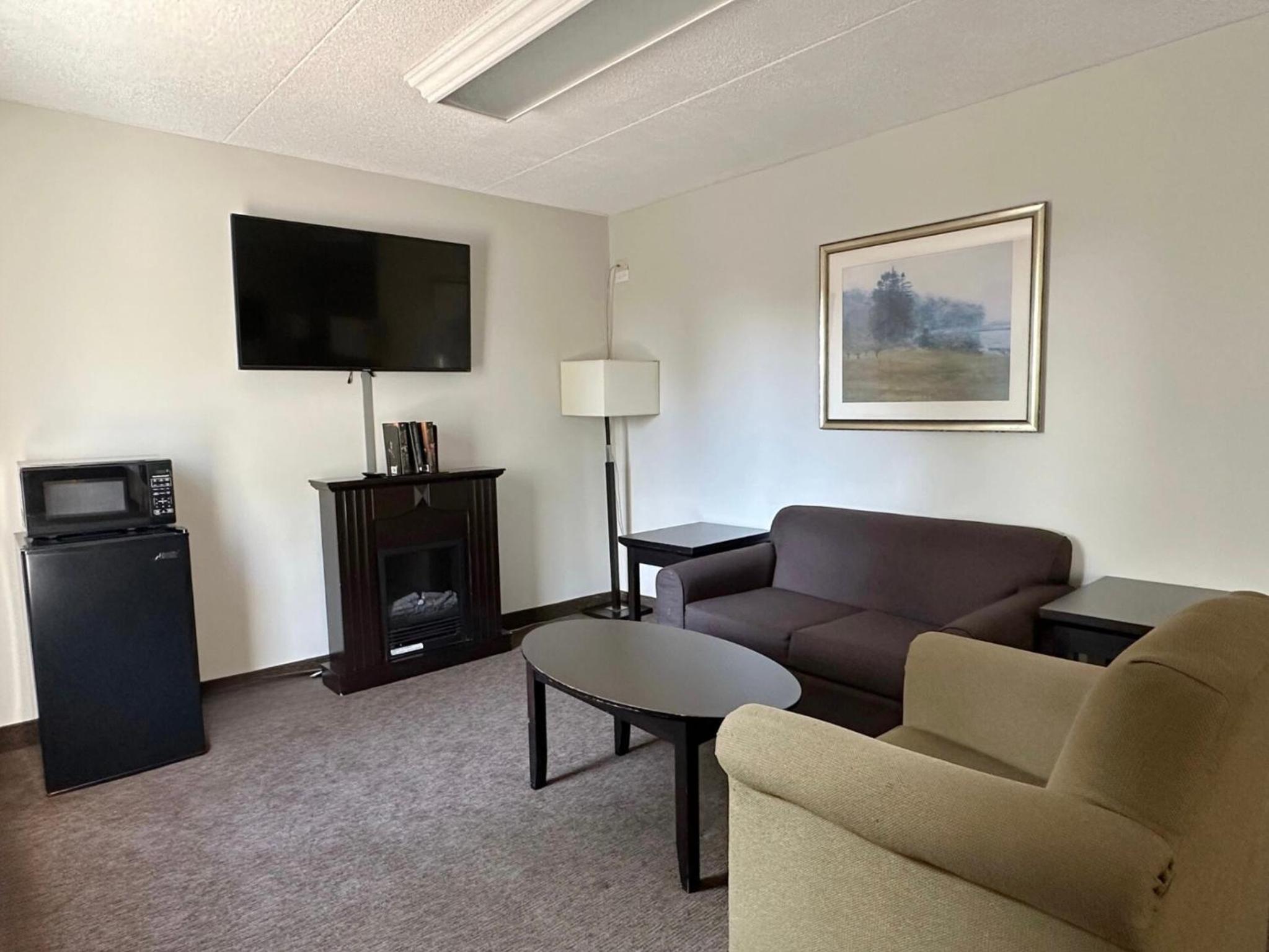 King Suite - Non-Smoking - Photo 4
