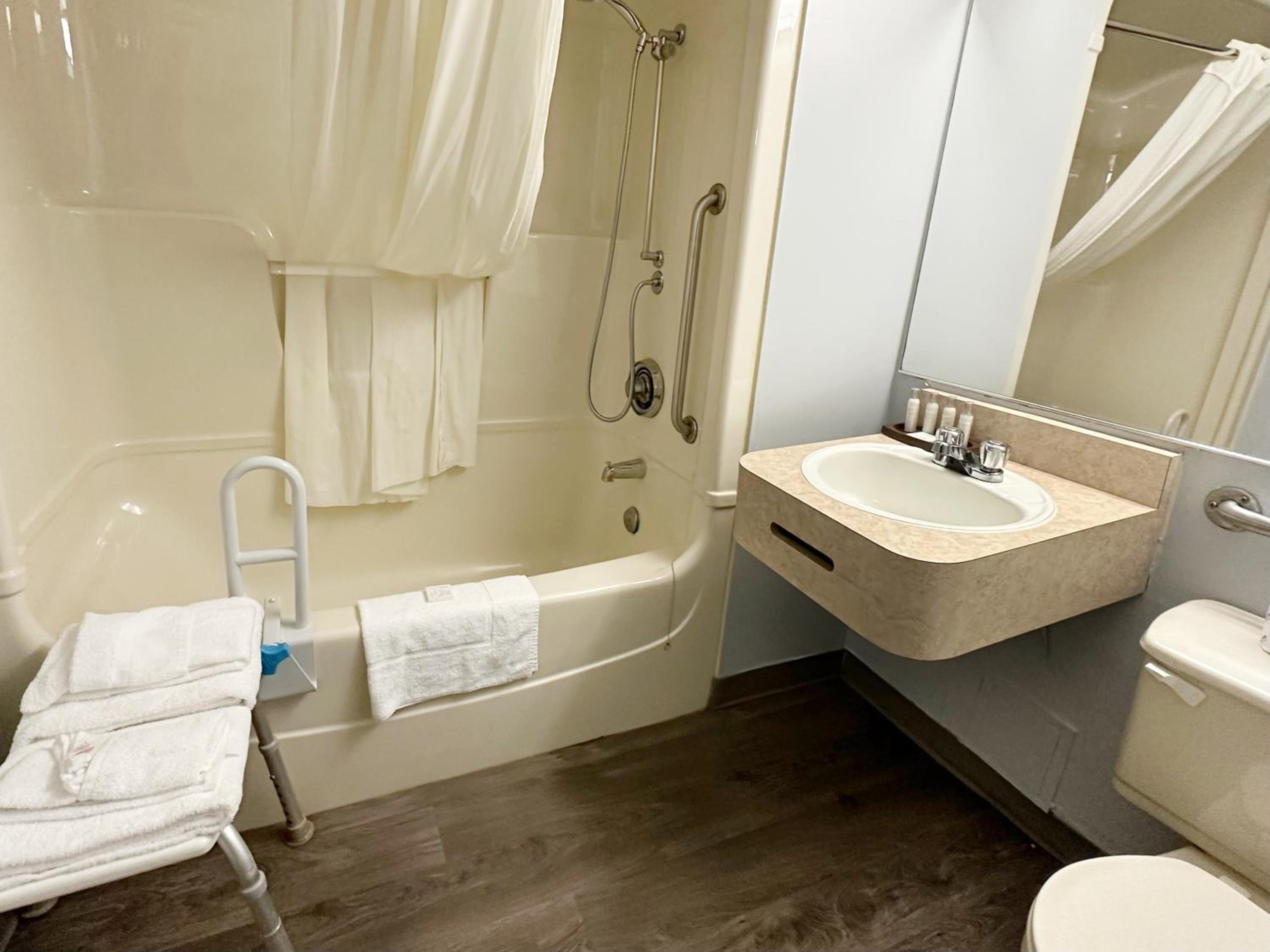 Queen Room - Mobility Access/Non-Smoking - Photo 3