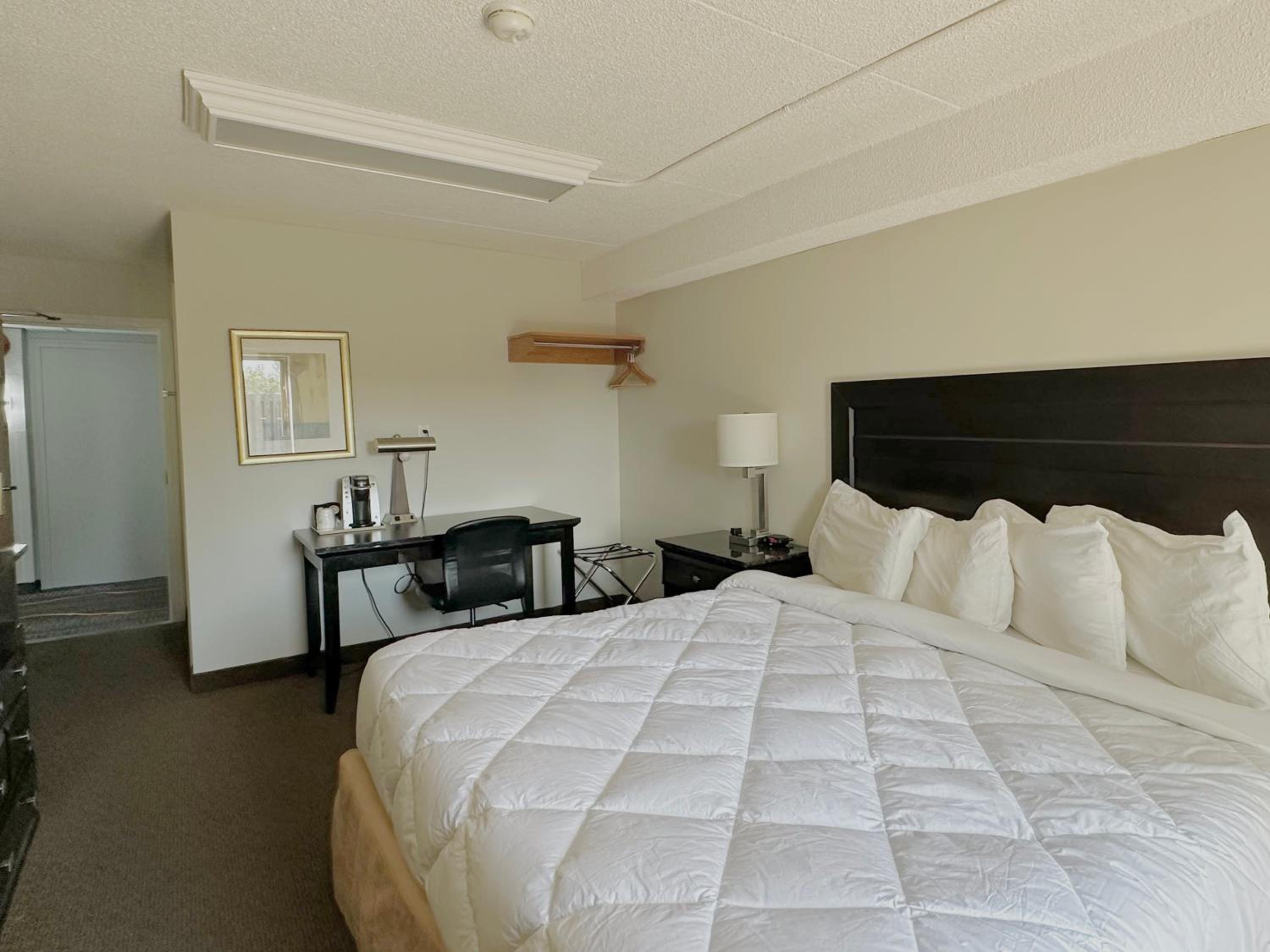 King Room - Non-Smoking - Photo 2