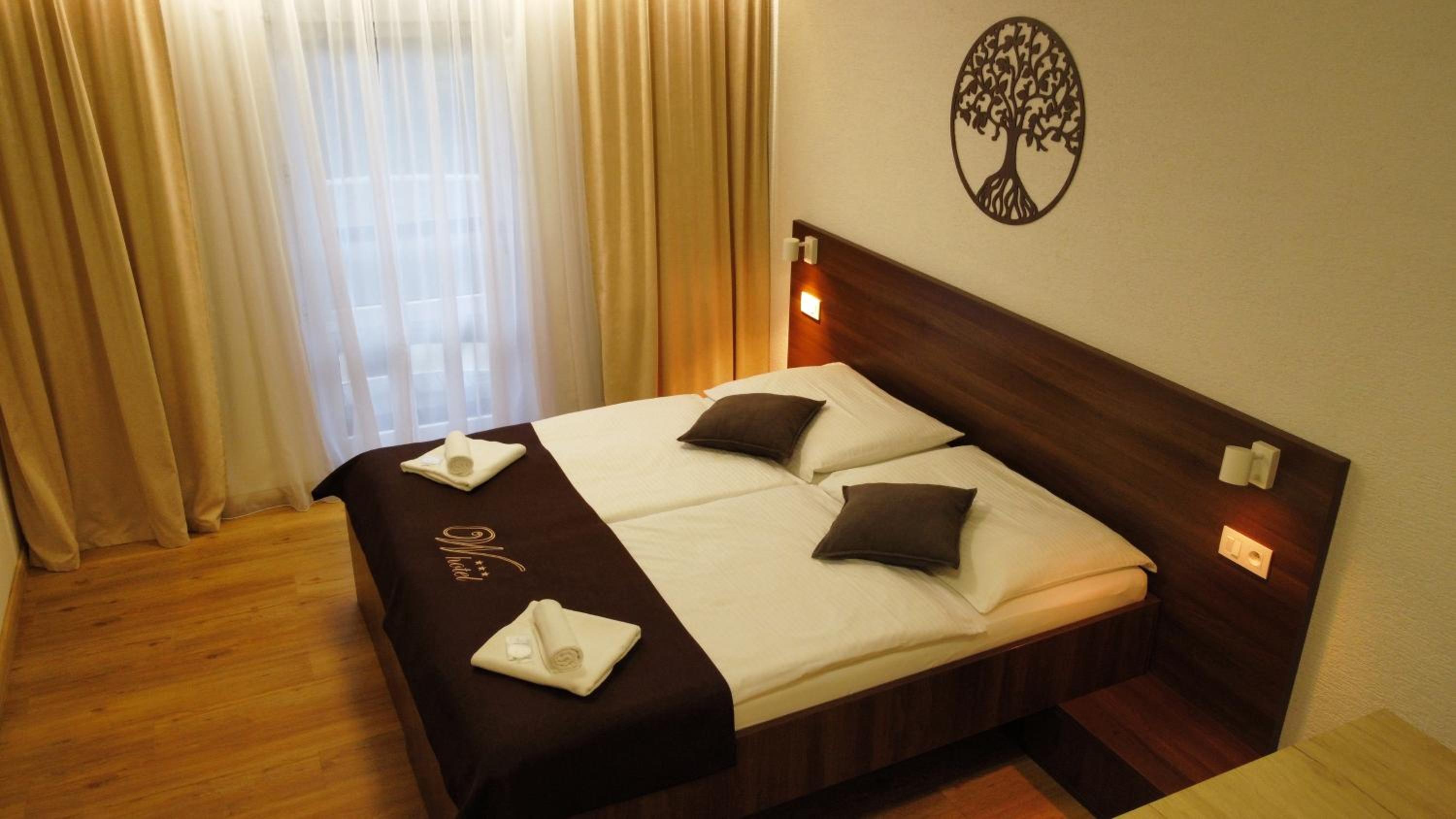 Double Room - Photo 12