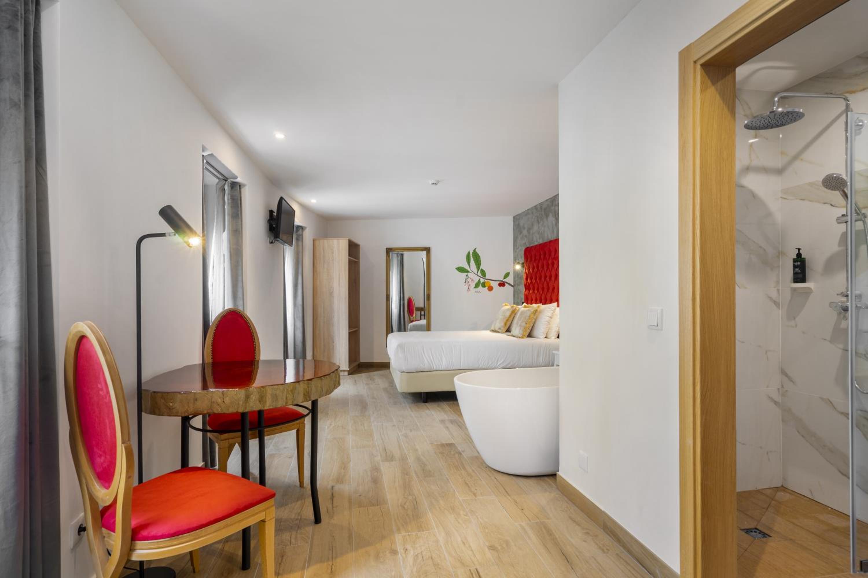 Suite with City View - Photo 3