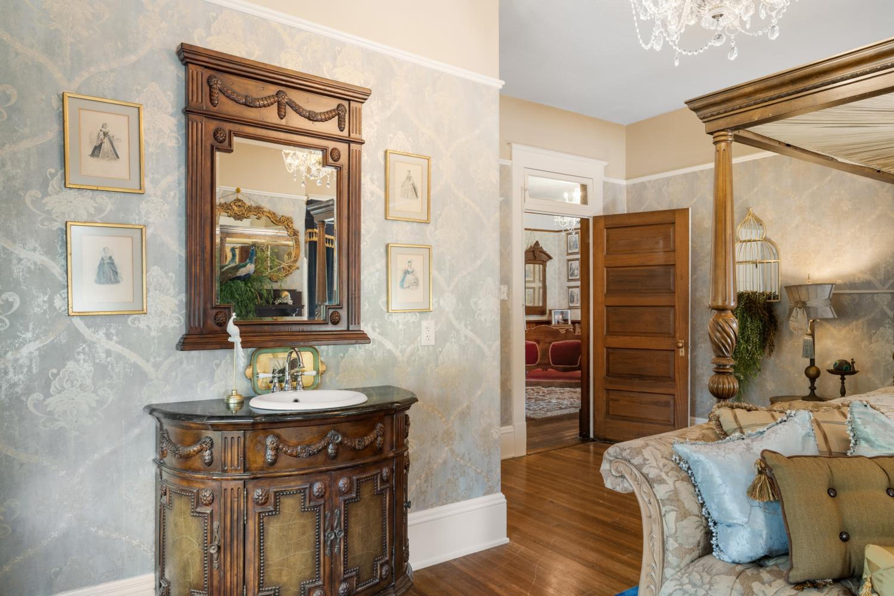 Deluxe King Room - Photo 6