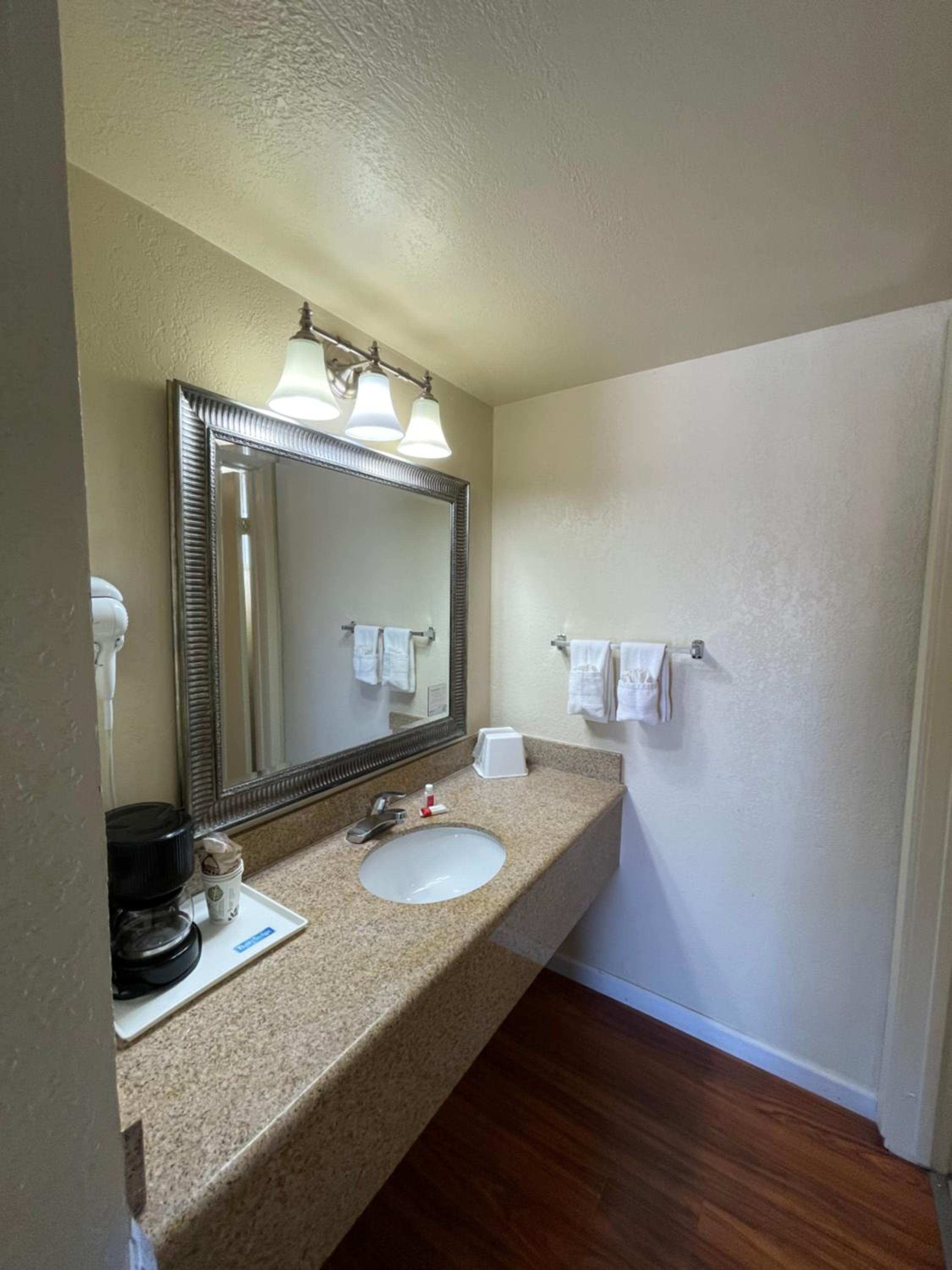 King Room - Non-Smoking - Photo 9