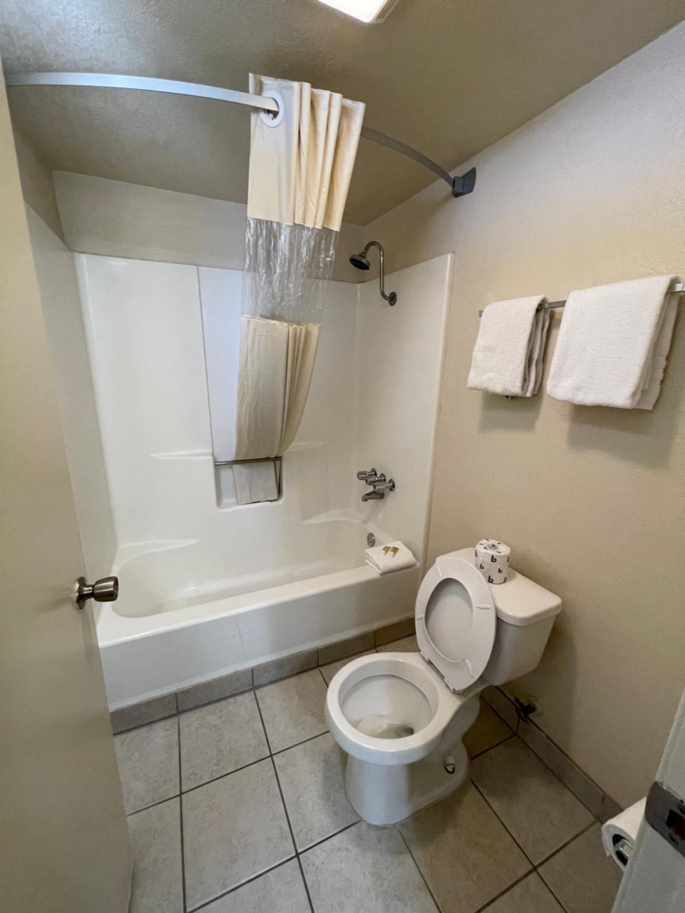 King Room - Non-Smoking - Photo 8
