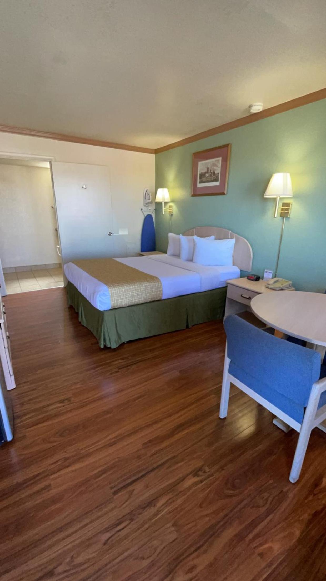 King Room - Non-Smoking - Photo 1