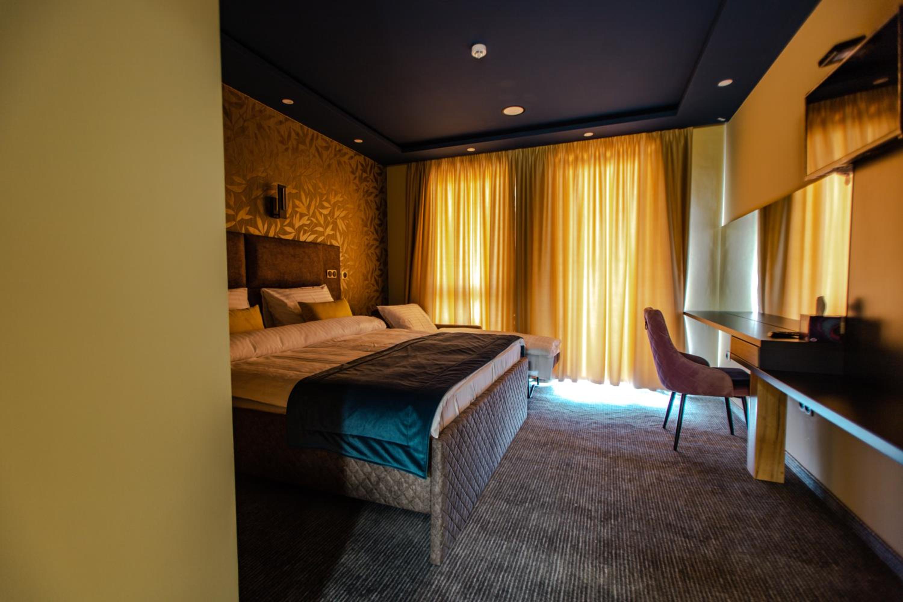 Deluxe Double Room (2 Adults + 1 Child) - Photo 4