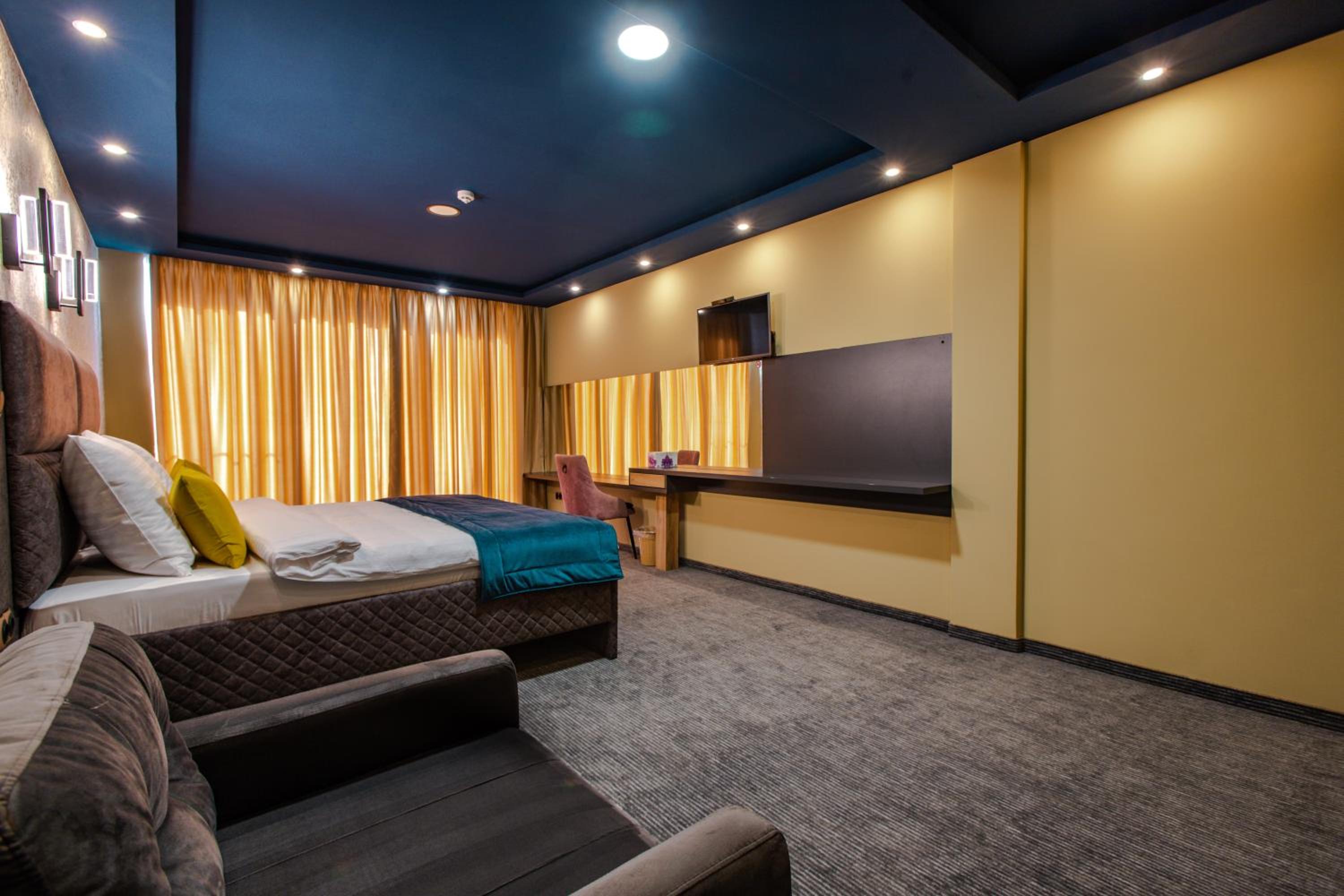 Deluxe Double Room (2 Adults + 1 Child) - Photo 5