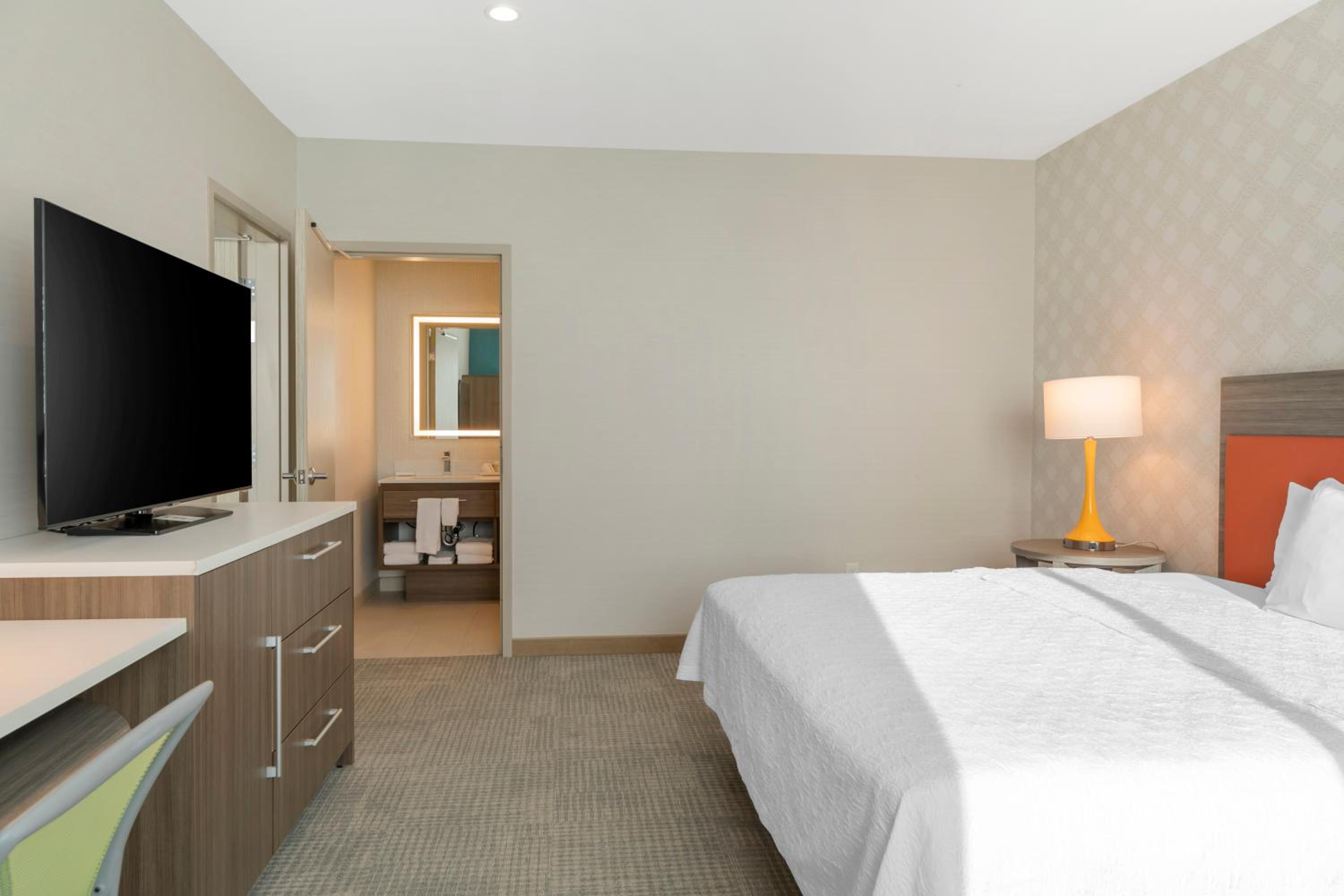 One-Bedroom King Suite - Non-Smoking - Photo 7