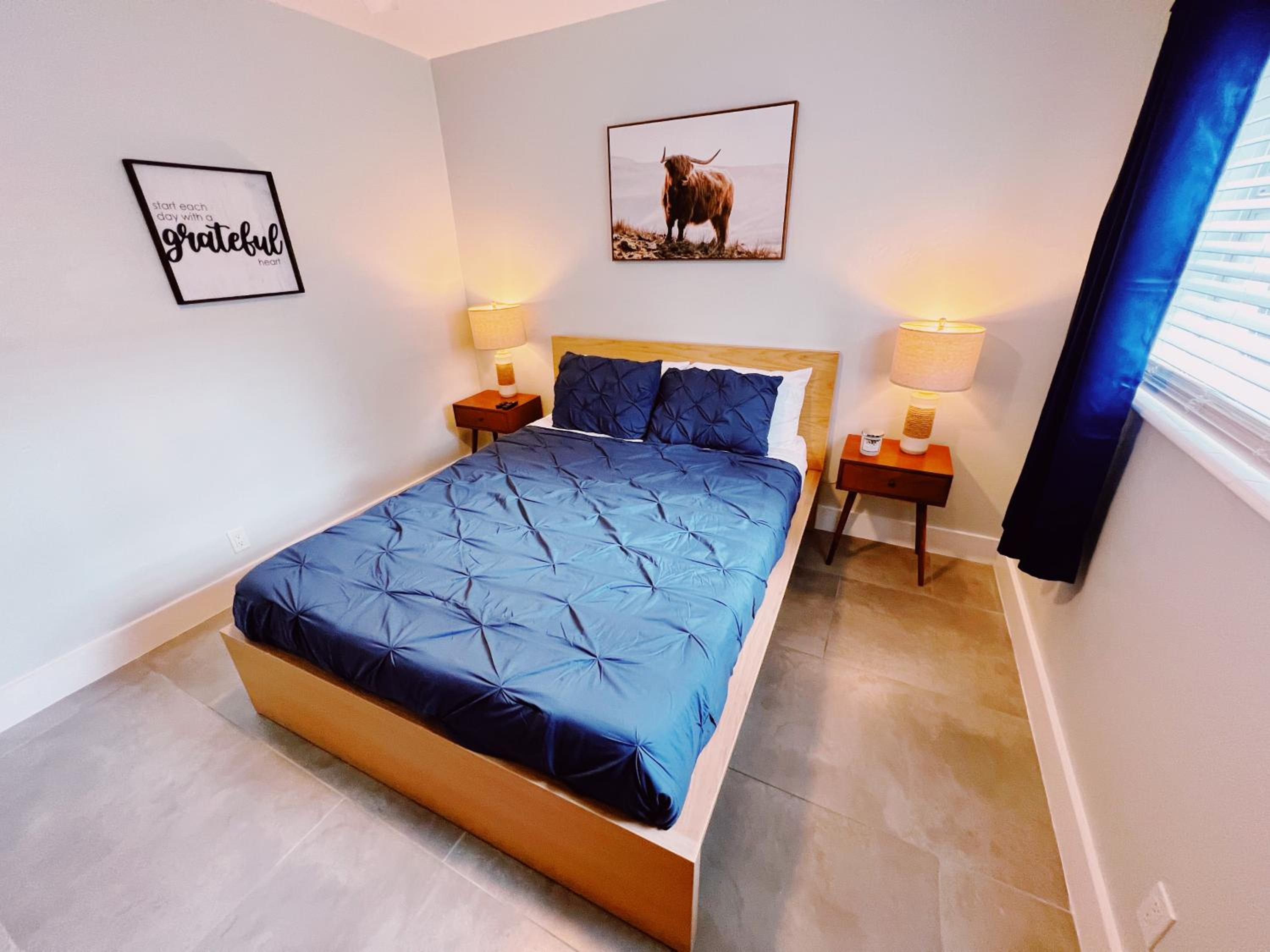 Superior One Bedroom Queen with Kitchen and Sofa Bed - Photo 1