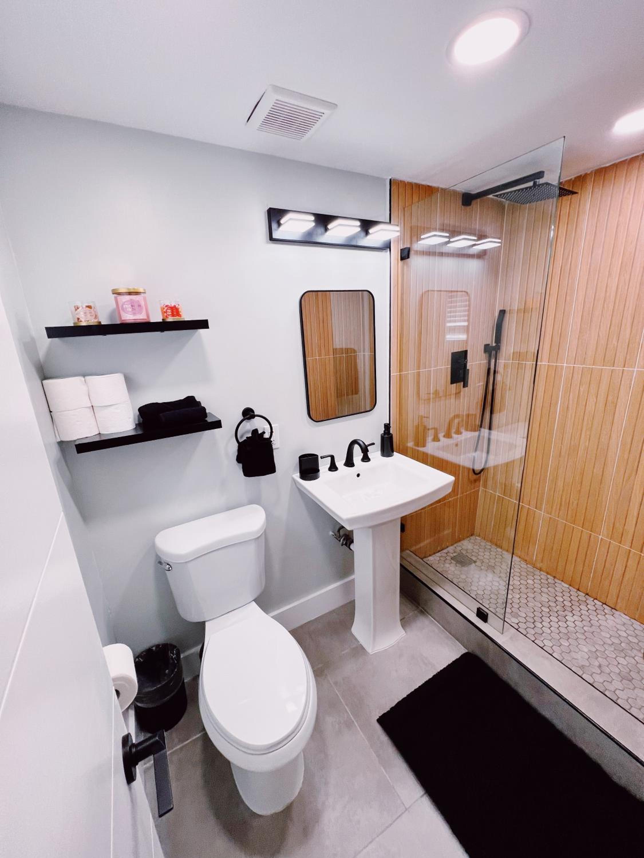 Premium Three Bedroom Family Suite with Kitchen and Sofa Bed - Photo 27