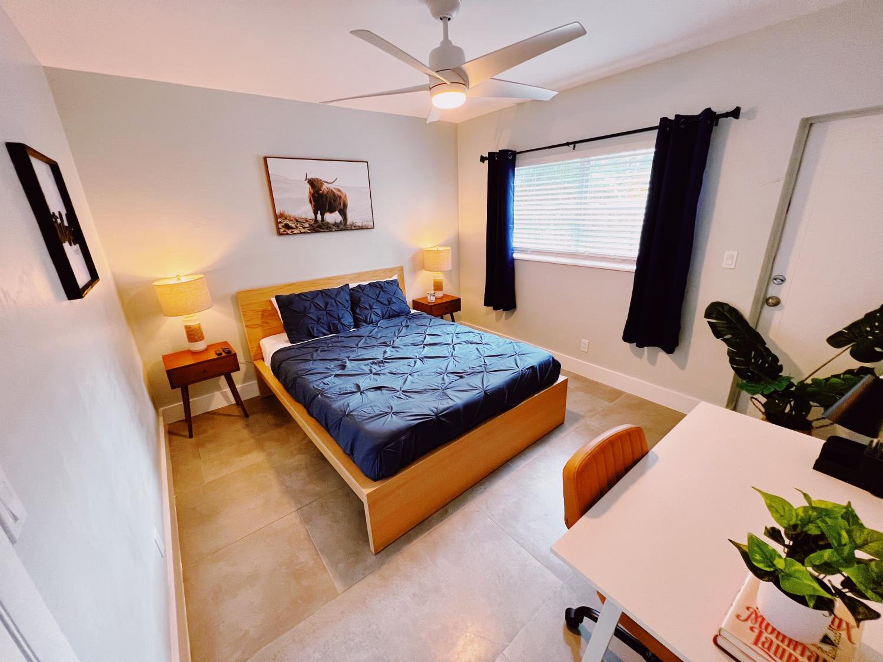 Superior One Bedroom Queen with Kitchen and Sofa Bed - Photo 3
