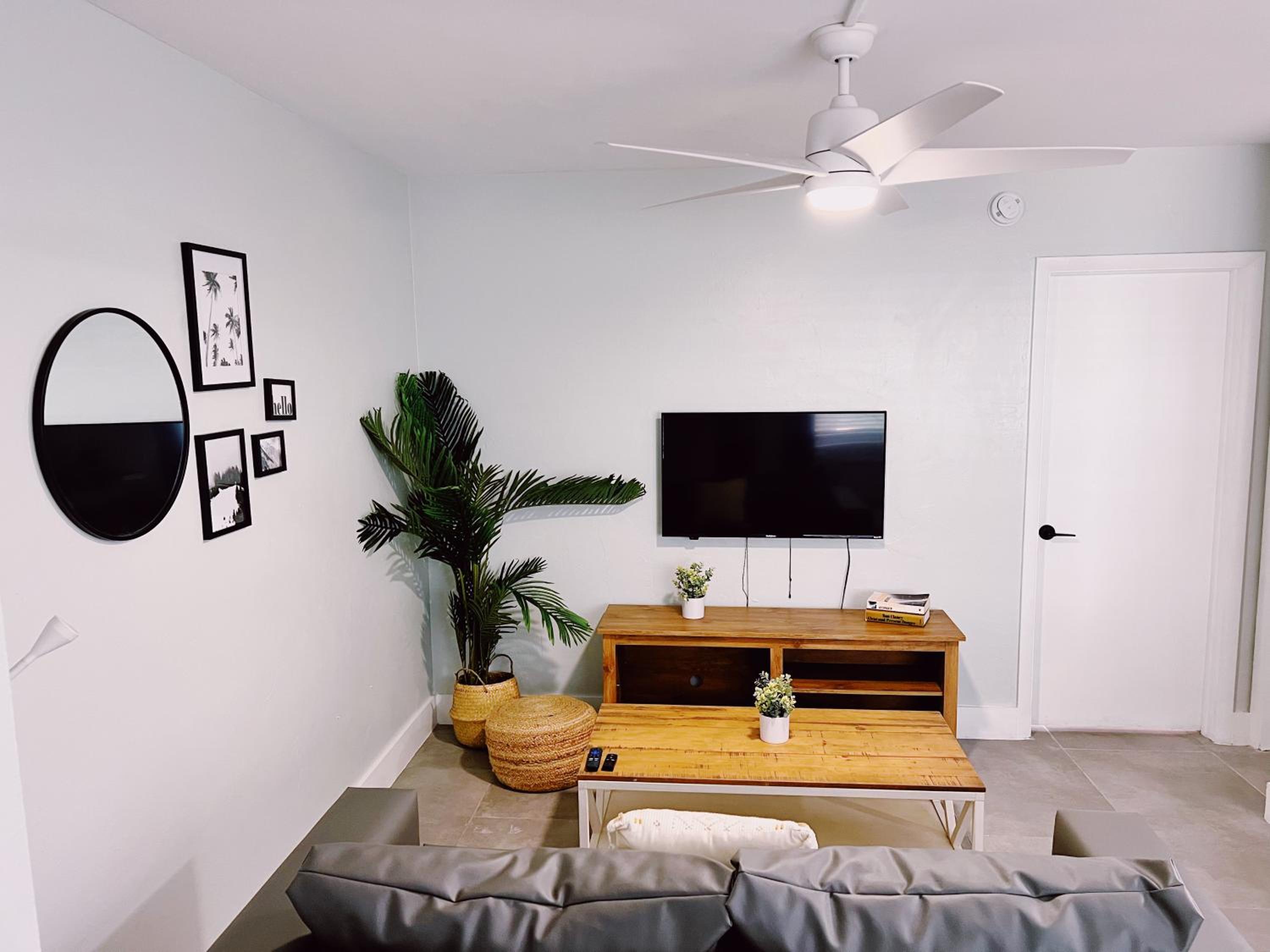 Superior One Bedroom Queen with Kitchen and Sofa Bed - Photo 2