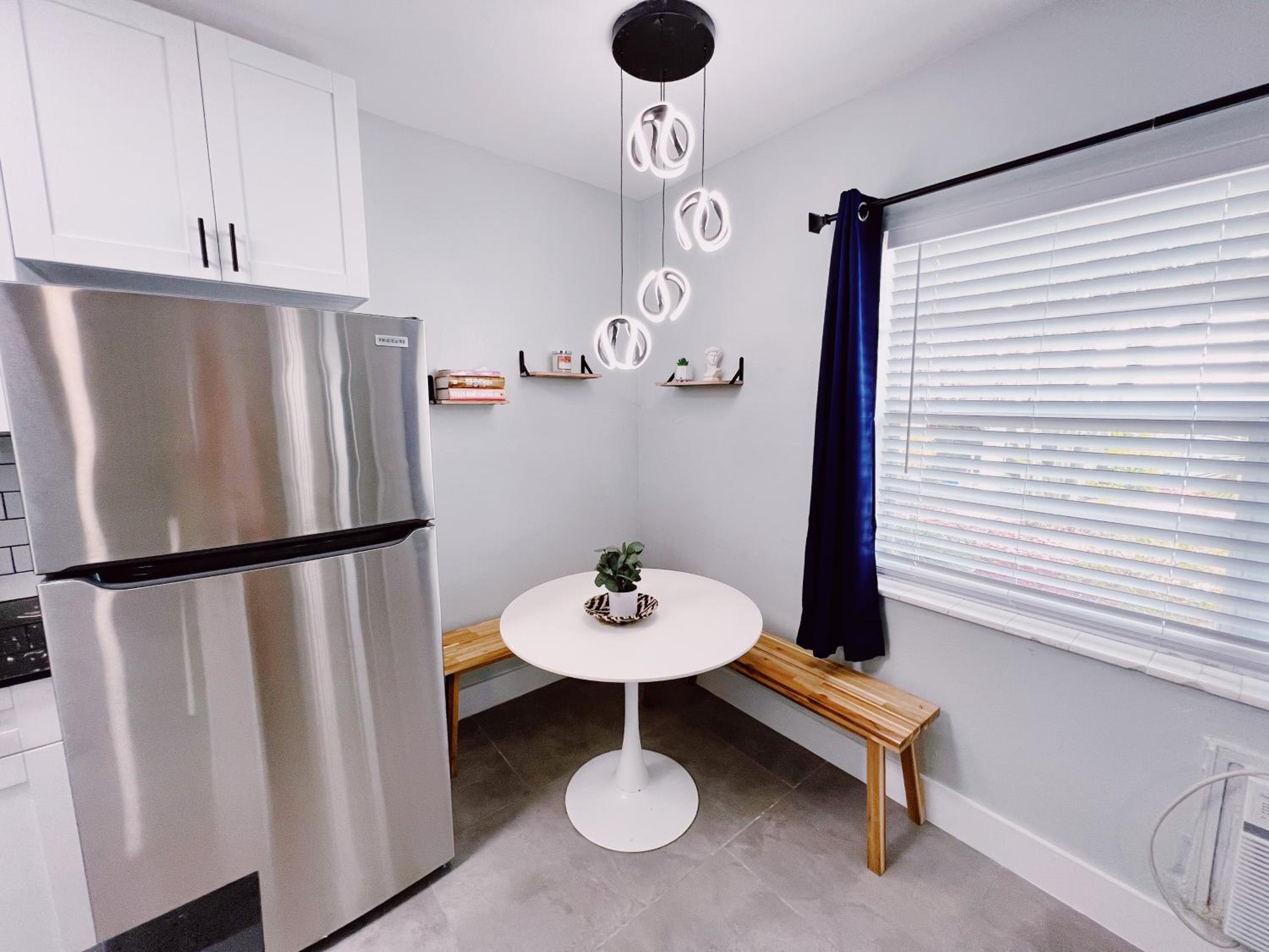 Superior One Bedroom Queen with Kitchen and Sofa Bed - Photo 7
