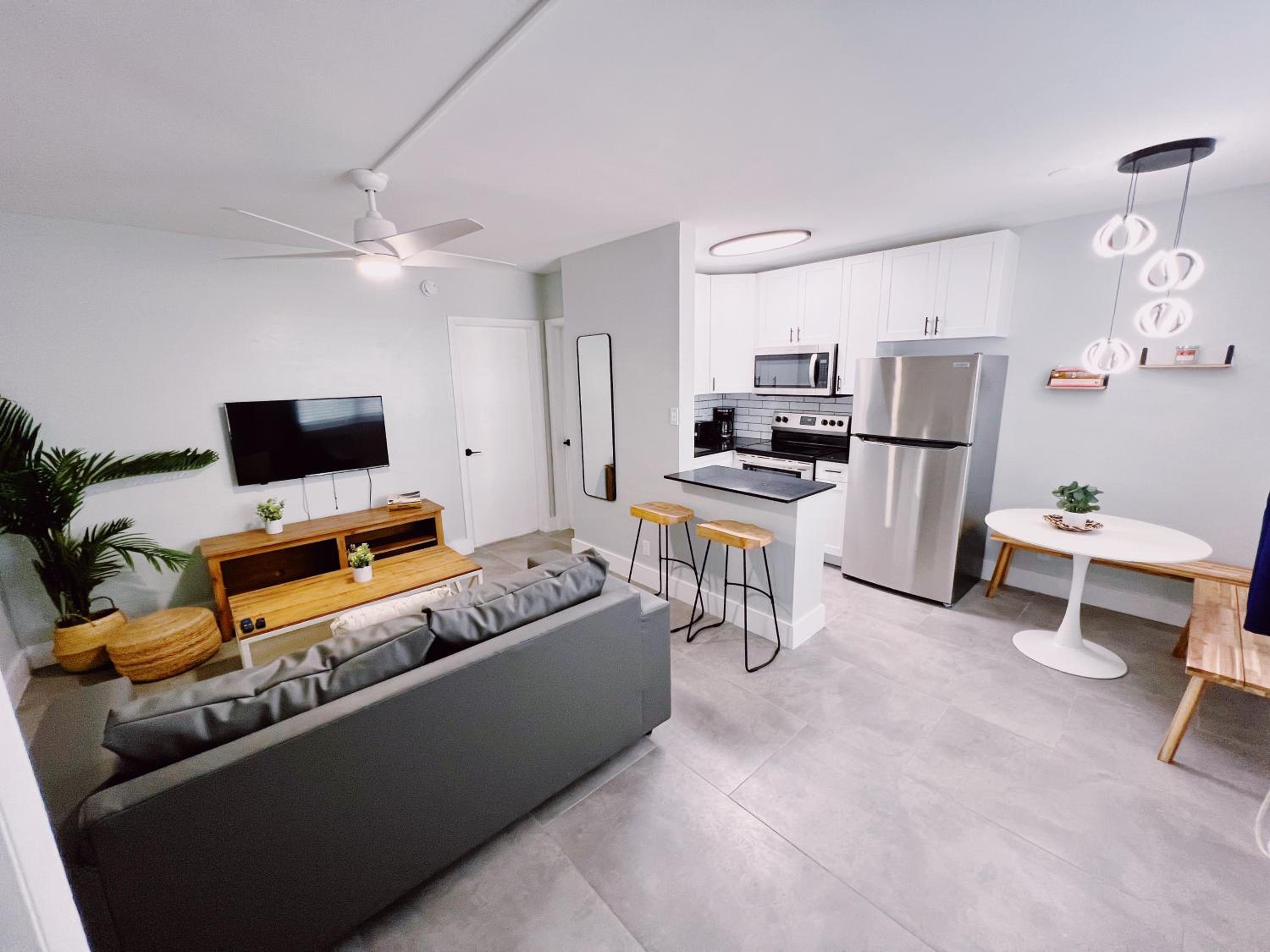 Superior One Bedroom Queen with Kitchen and Sofa Bed - Photo 12