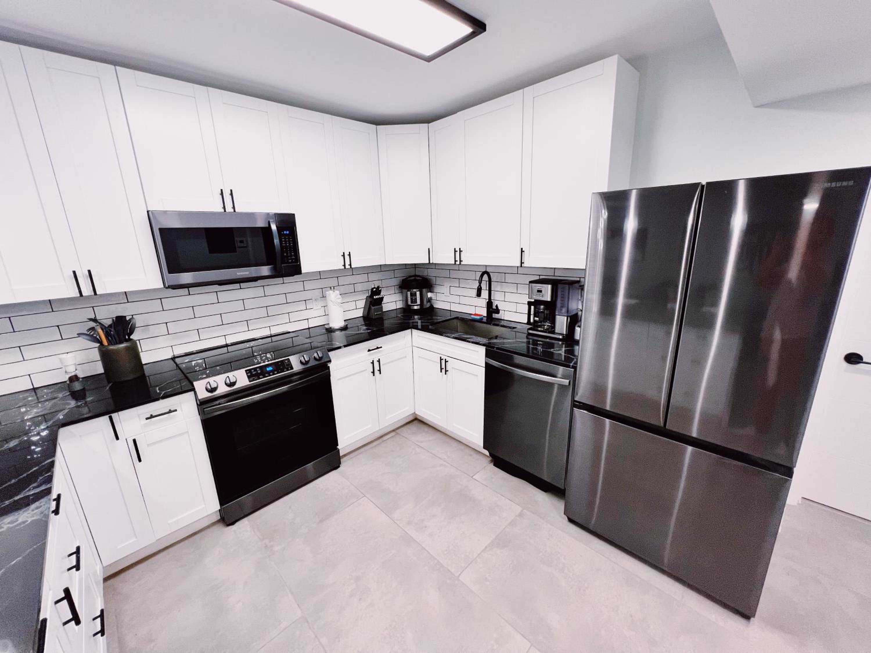 Premium Three Bedroom Family Suite with Kitchen and Sofa Bed - Photo 24