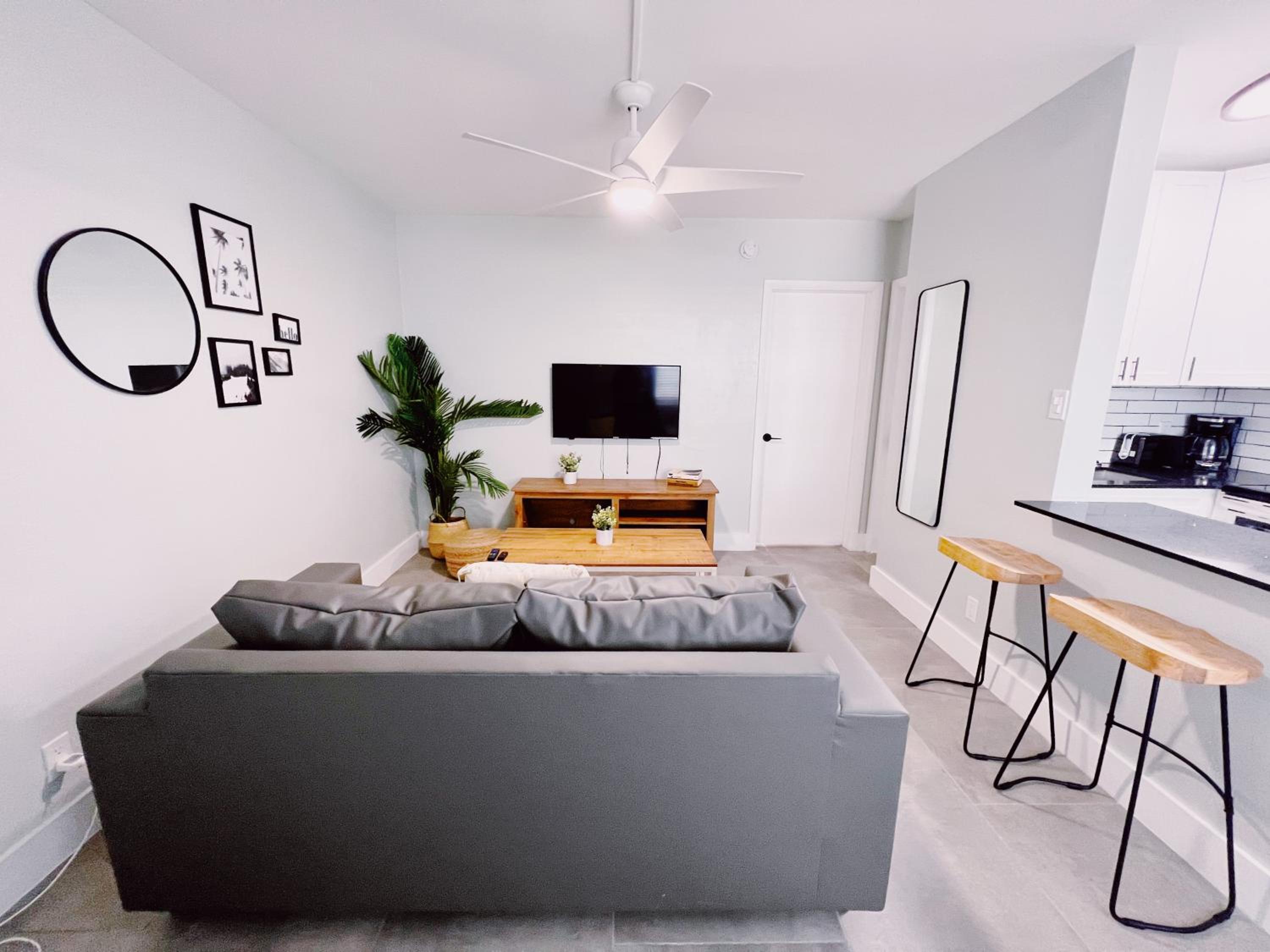 Superior One Bedroom Queen with Kitchen and Sofa Bed - Photo 13