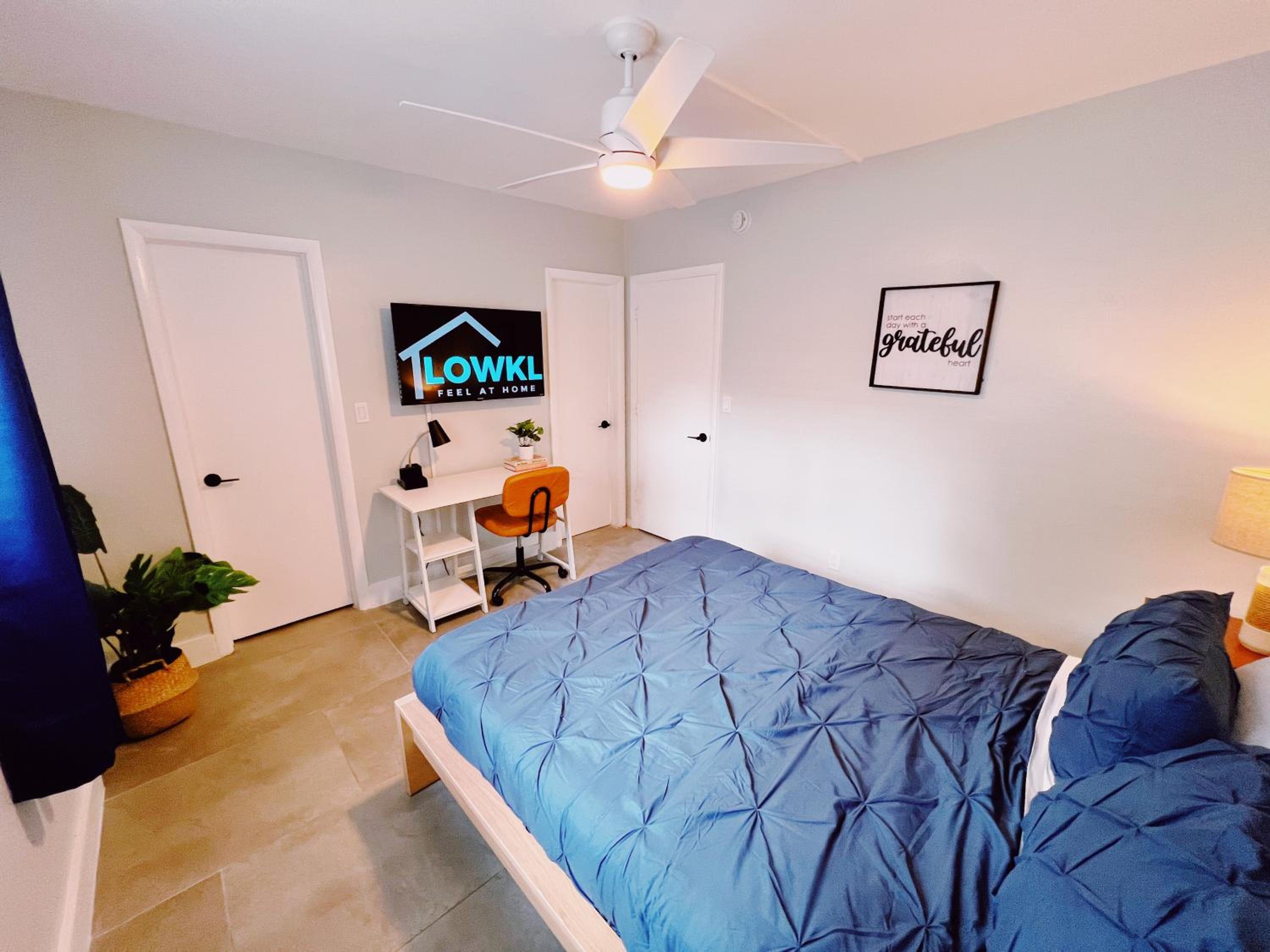 Superior One Bedroom Queen with Kitchen and Sofa Bed - Photo 15