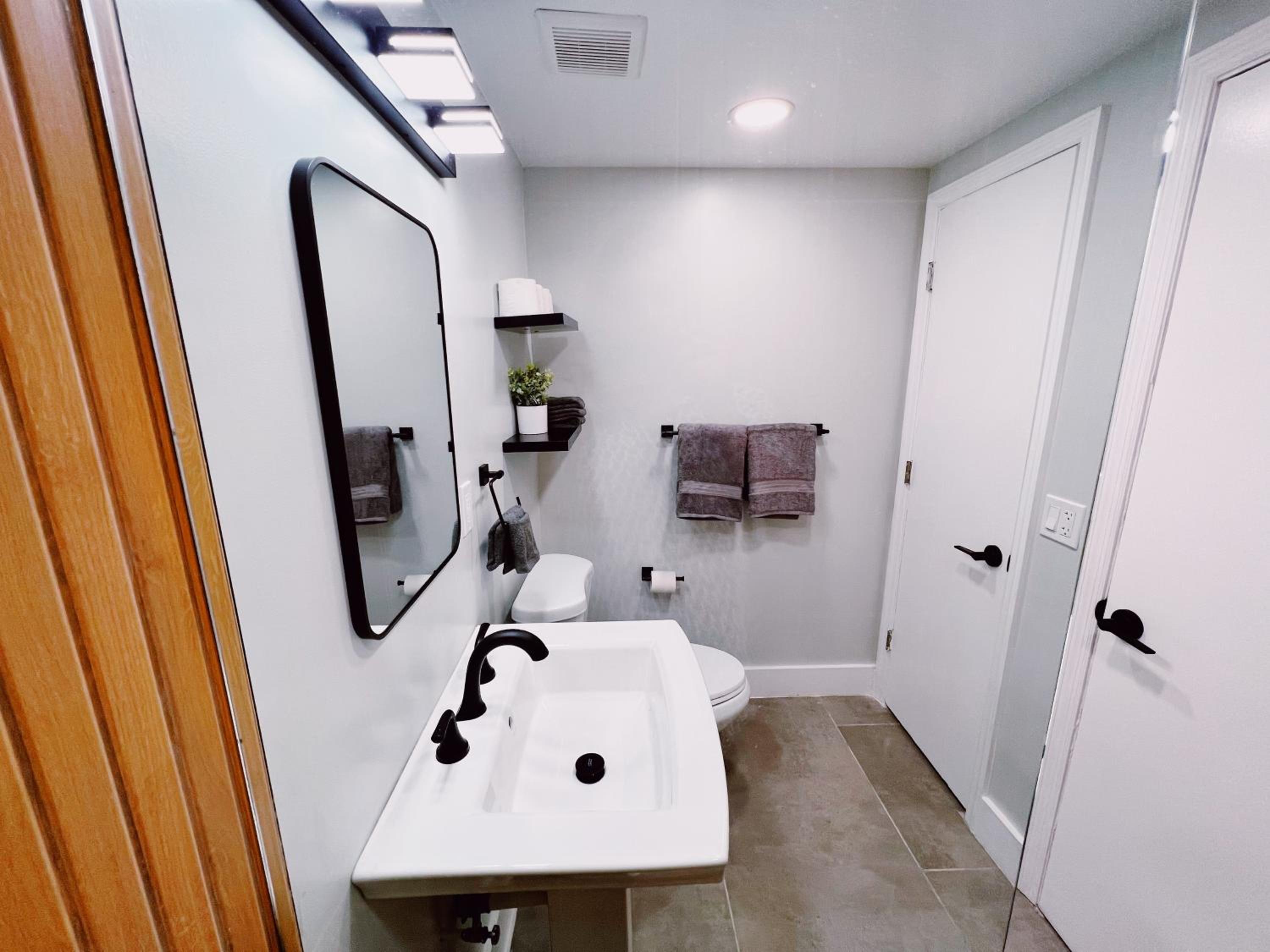 Superior One Bedroom Queen with Kitchen and Sofa Bed - Photo 20