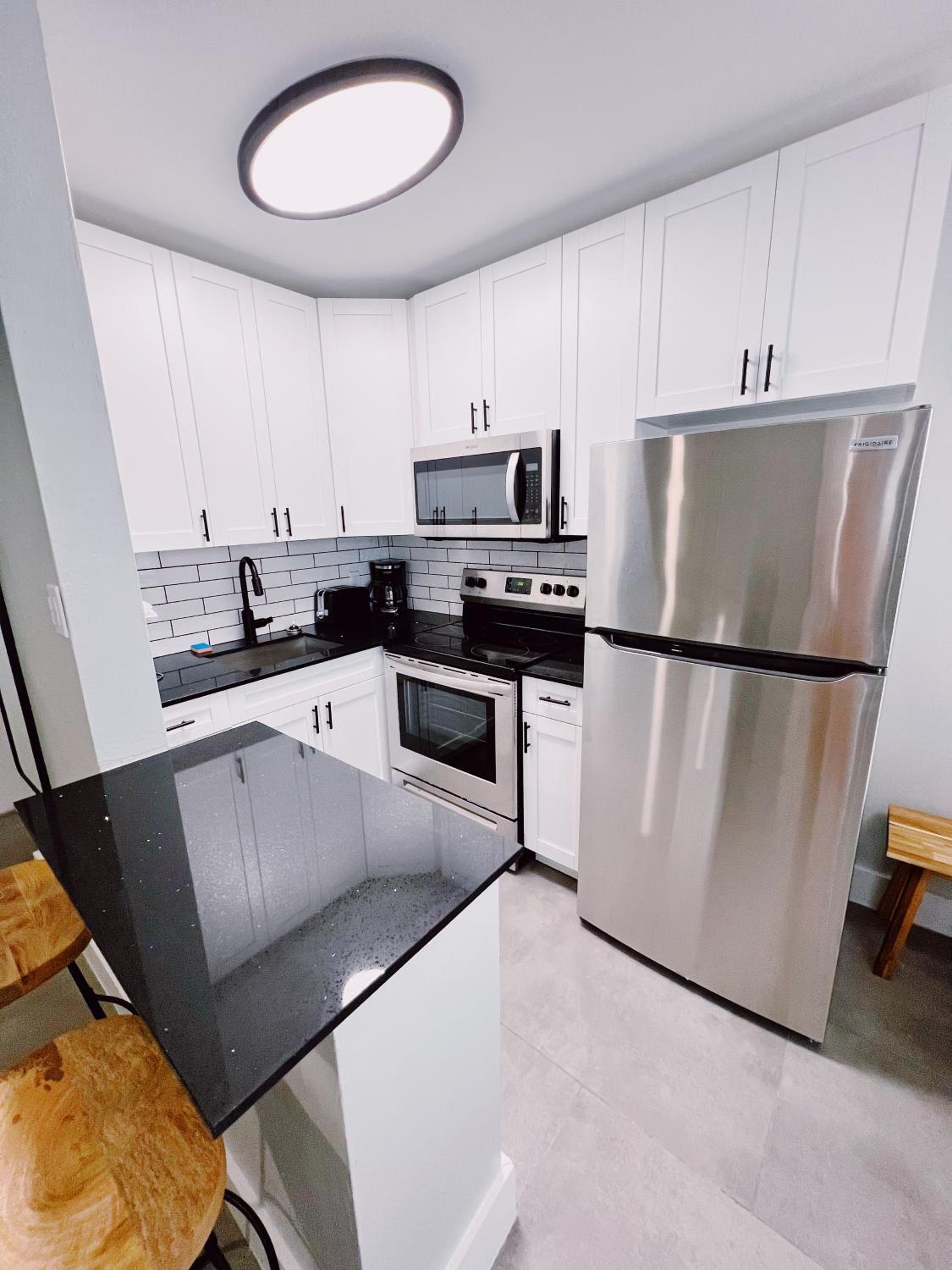 Superior One Bedroom Queen with Kitchen and Sofa Bed - Photo 21