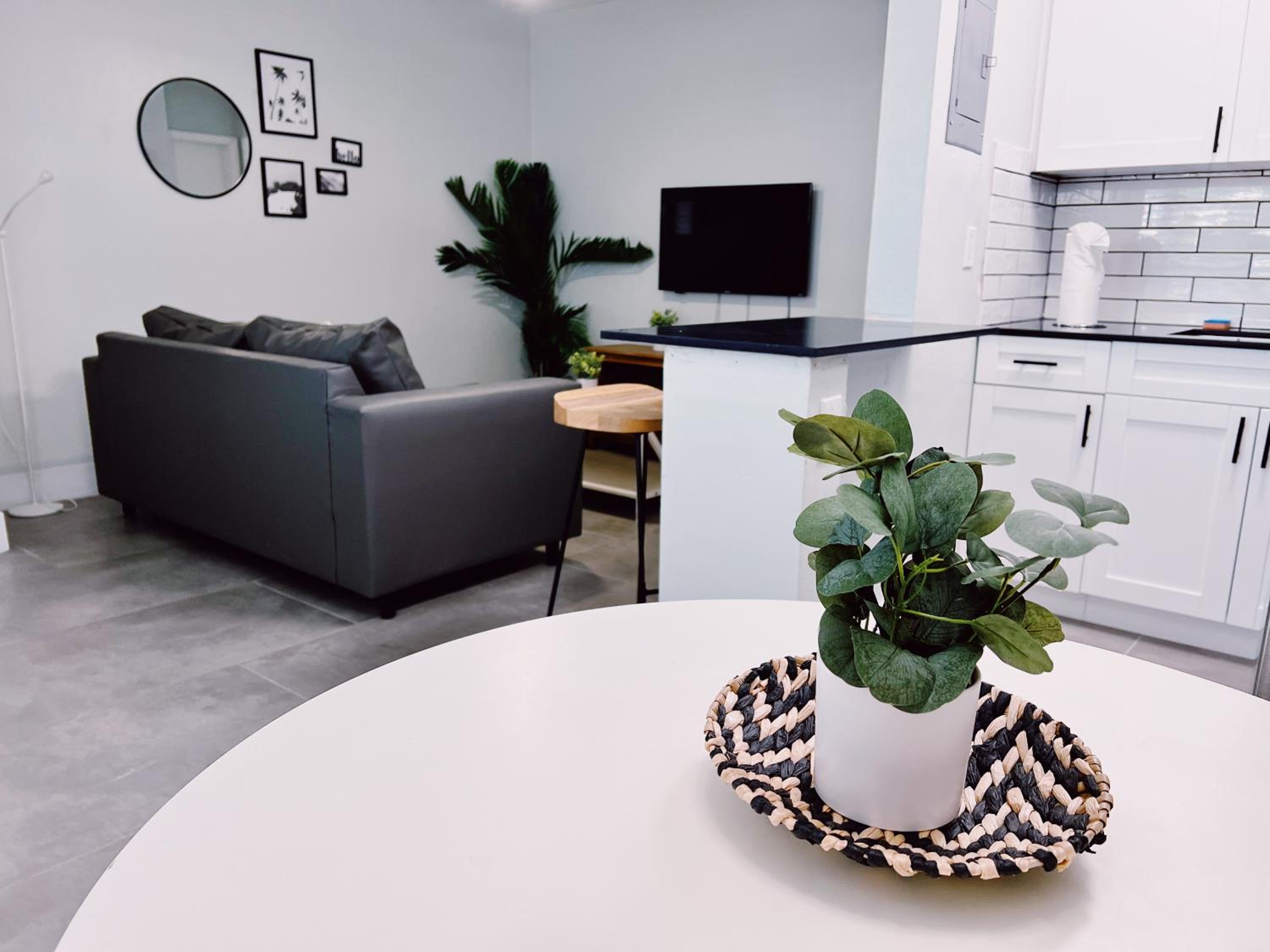 Superior One Bedroom Queen with Kitchen and Sofa Bed - Photo 23