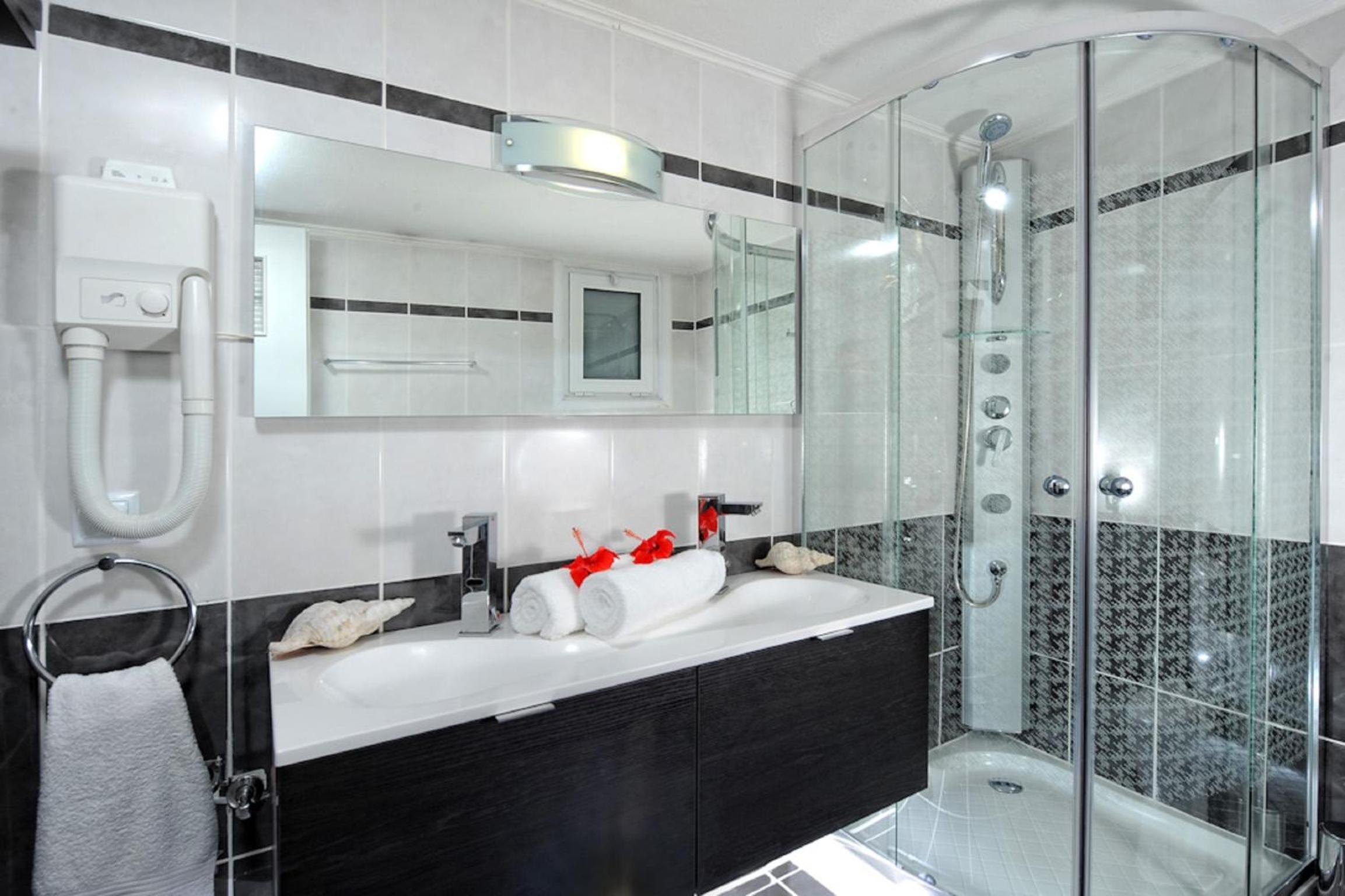 One-Bedroom Apartment with Hydromassage Shower - Photo 7