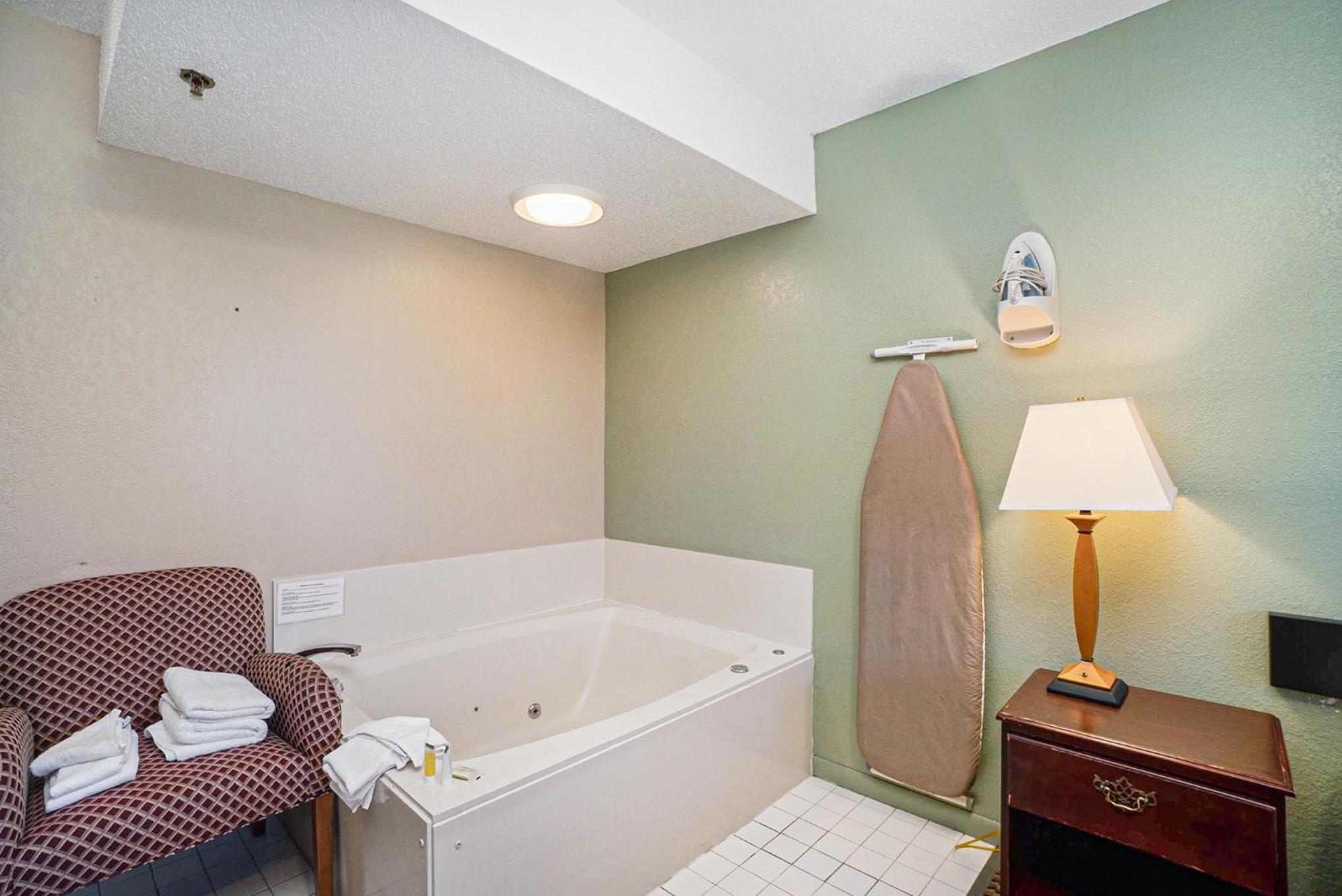 Deluxe King Room - Non-Smoking - Photo 7
