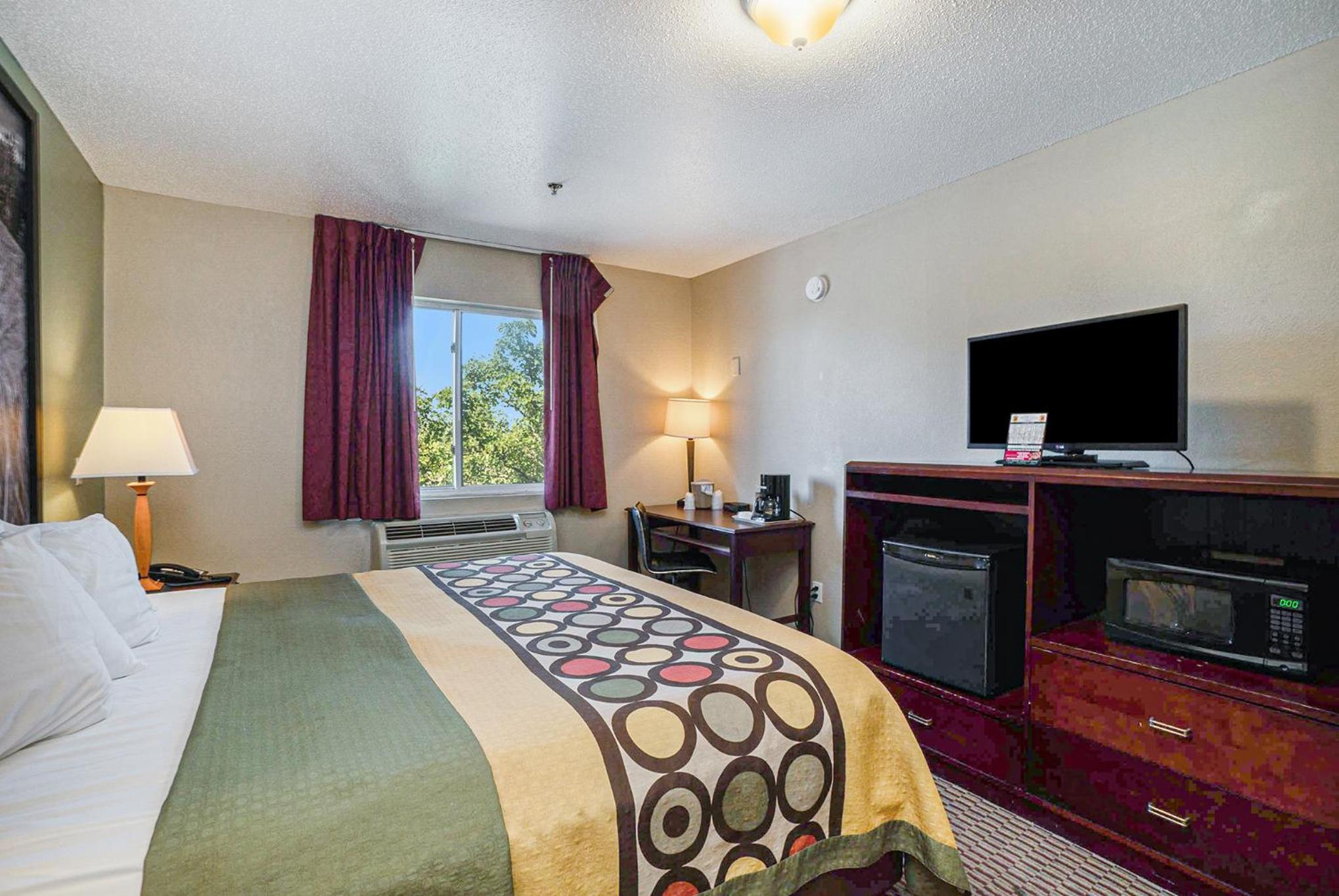 Standard King Room - Non-Smoking  - Photo 3