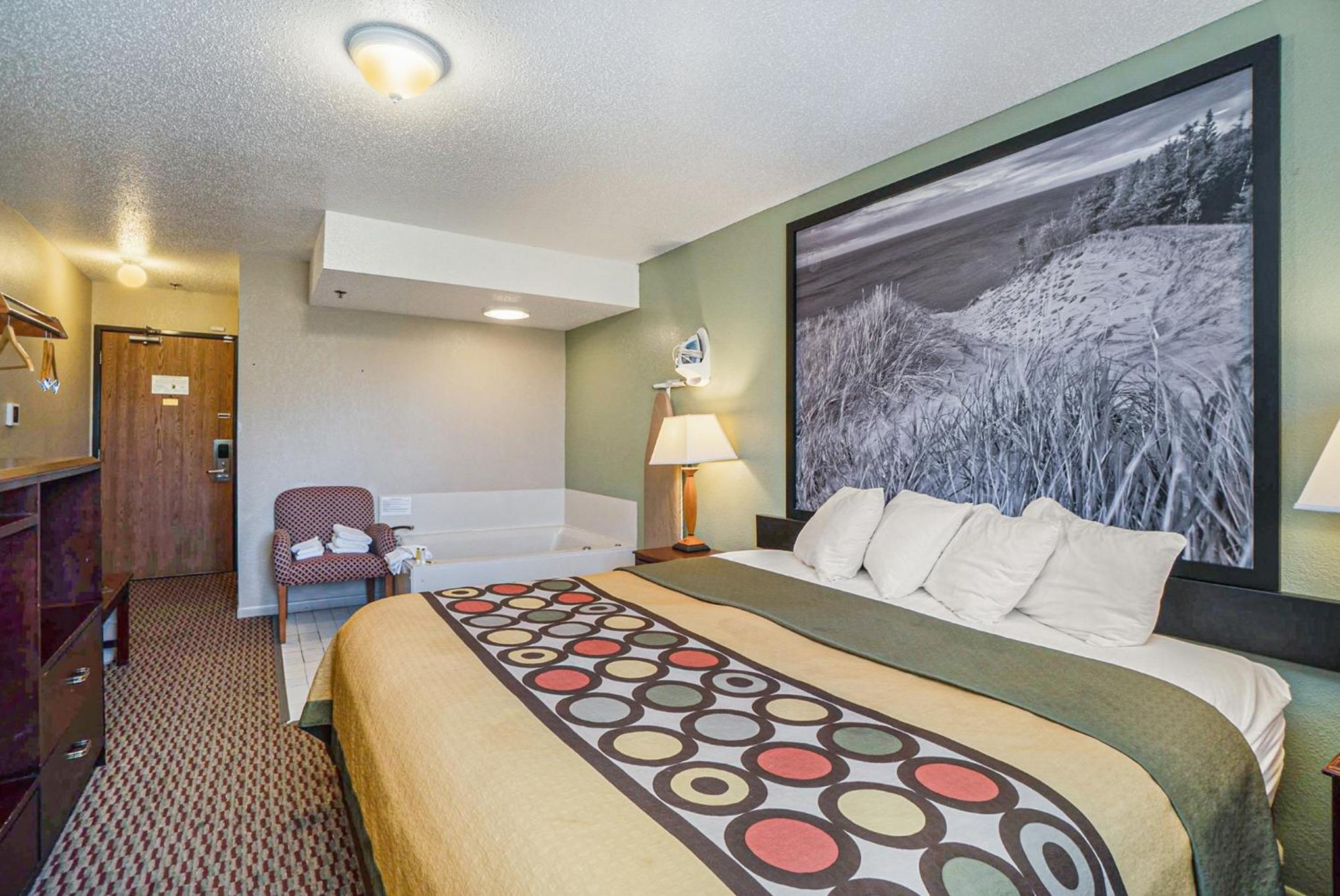 Deluxe King Room - Non-Smoking - Photo 8