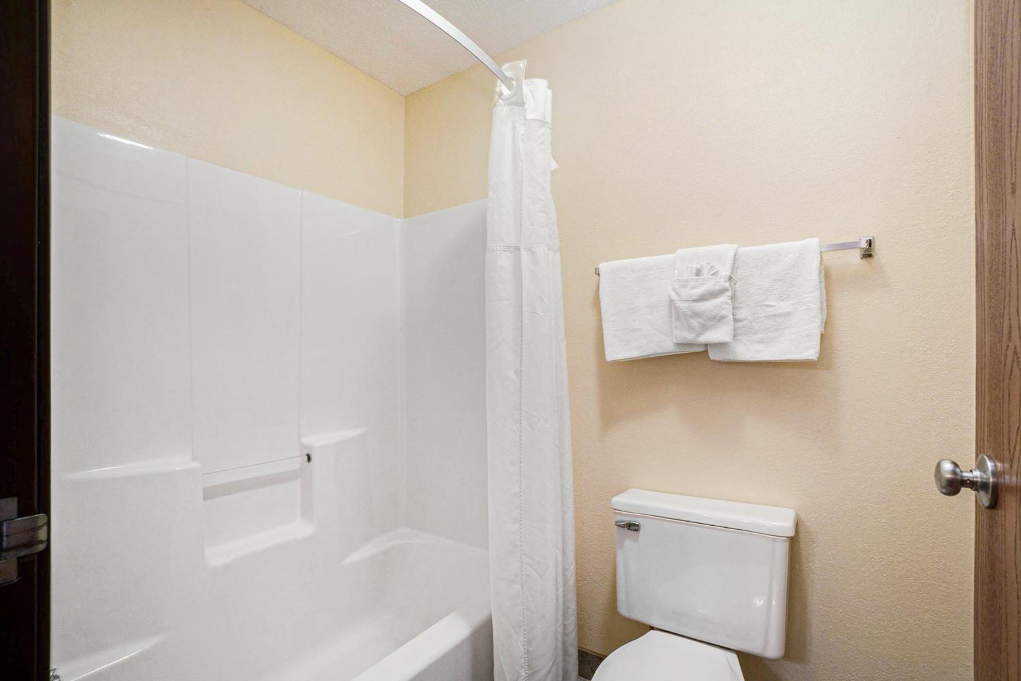 Deluxe King Room - Non-Smoking - Photo 2
