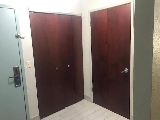 King Room - Non-Smoking - Photo 3