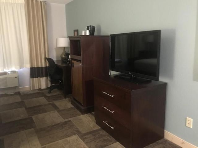 Queen Room with Two Queen Beds - Non-Smoking - Photo 1