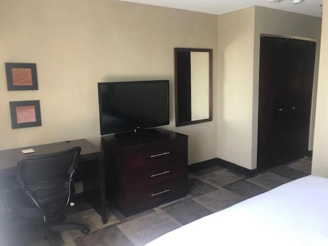 King Suite - Non-Smoking - Photo 3