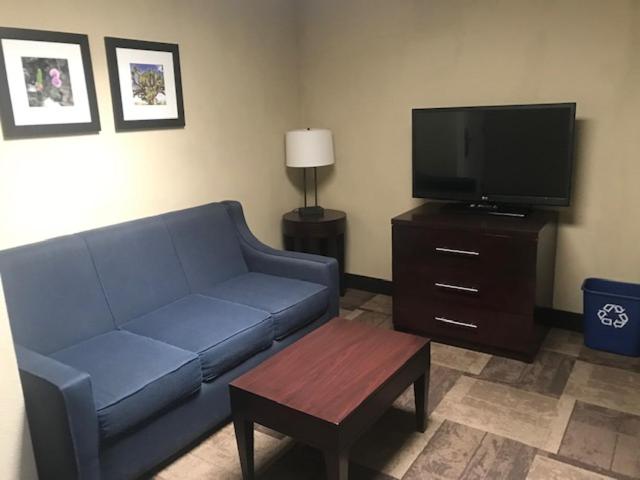 King Suite - Non-Smoking - Photo 4