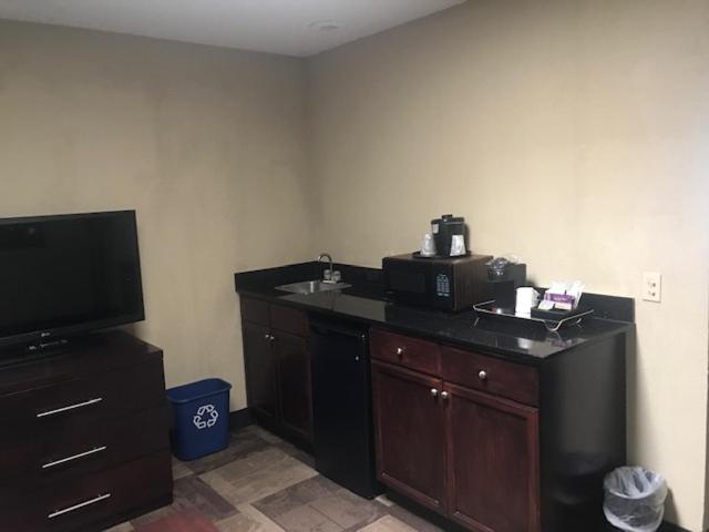 King Suite - Non-Smoking - Photo 2