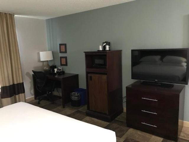 King Room - Accessible/Non-Smoking - Photo 1