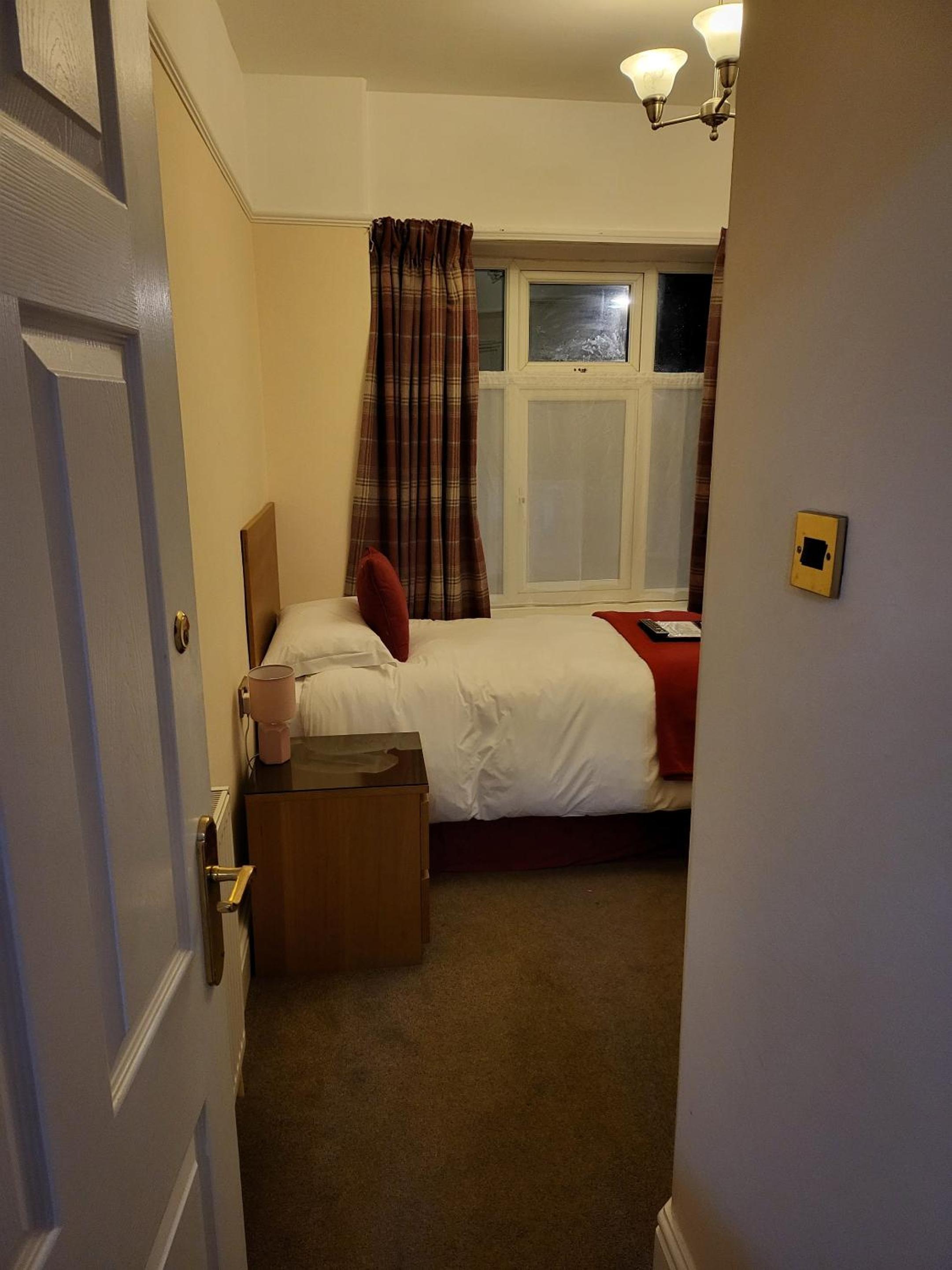 Small Single Room photo 2