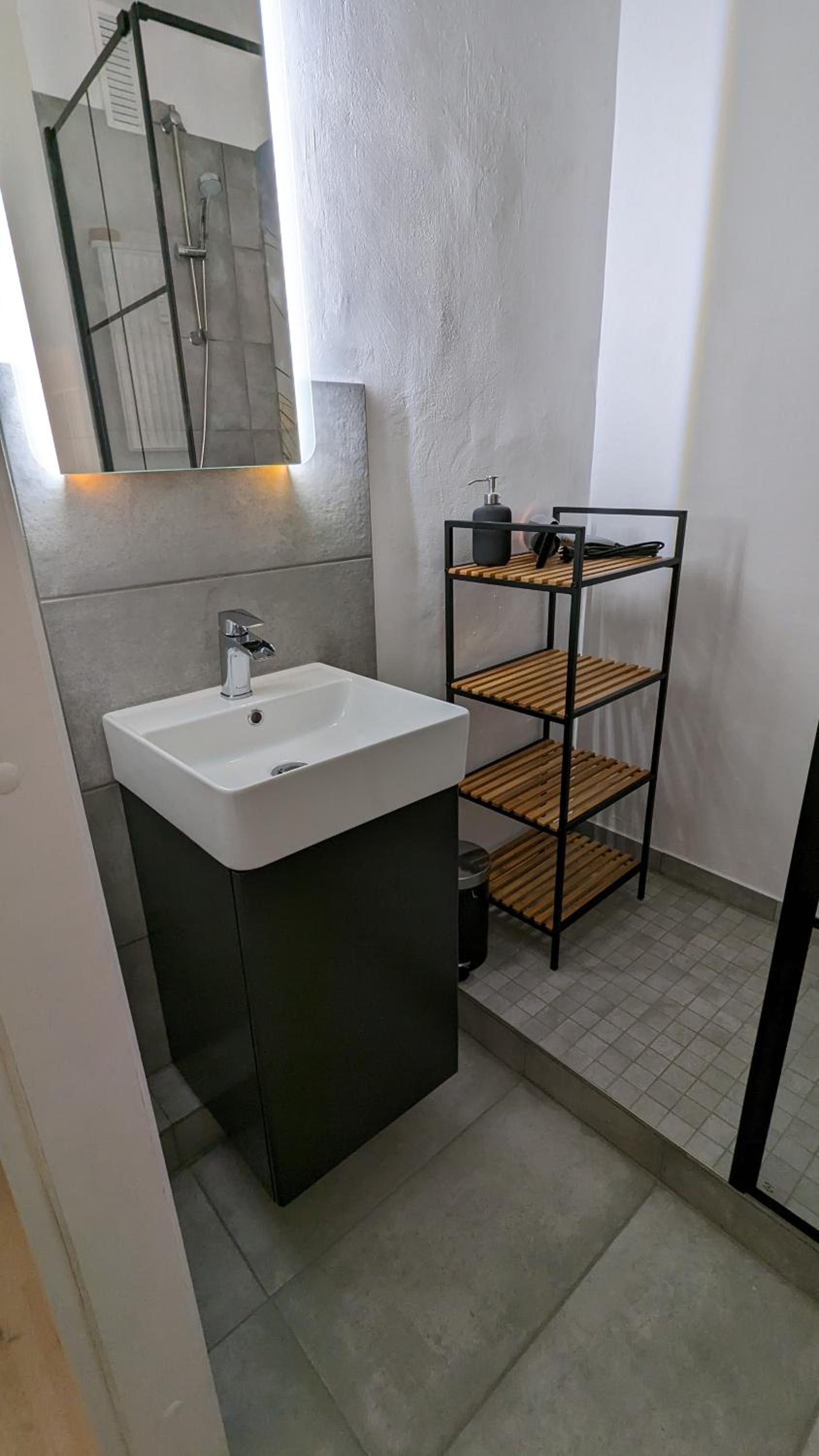 One-Bedroom Apartment photo 2