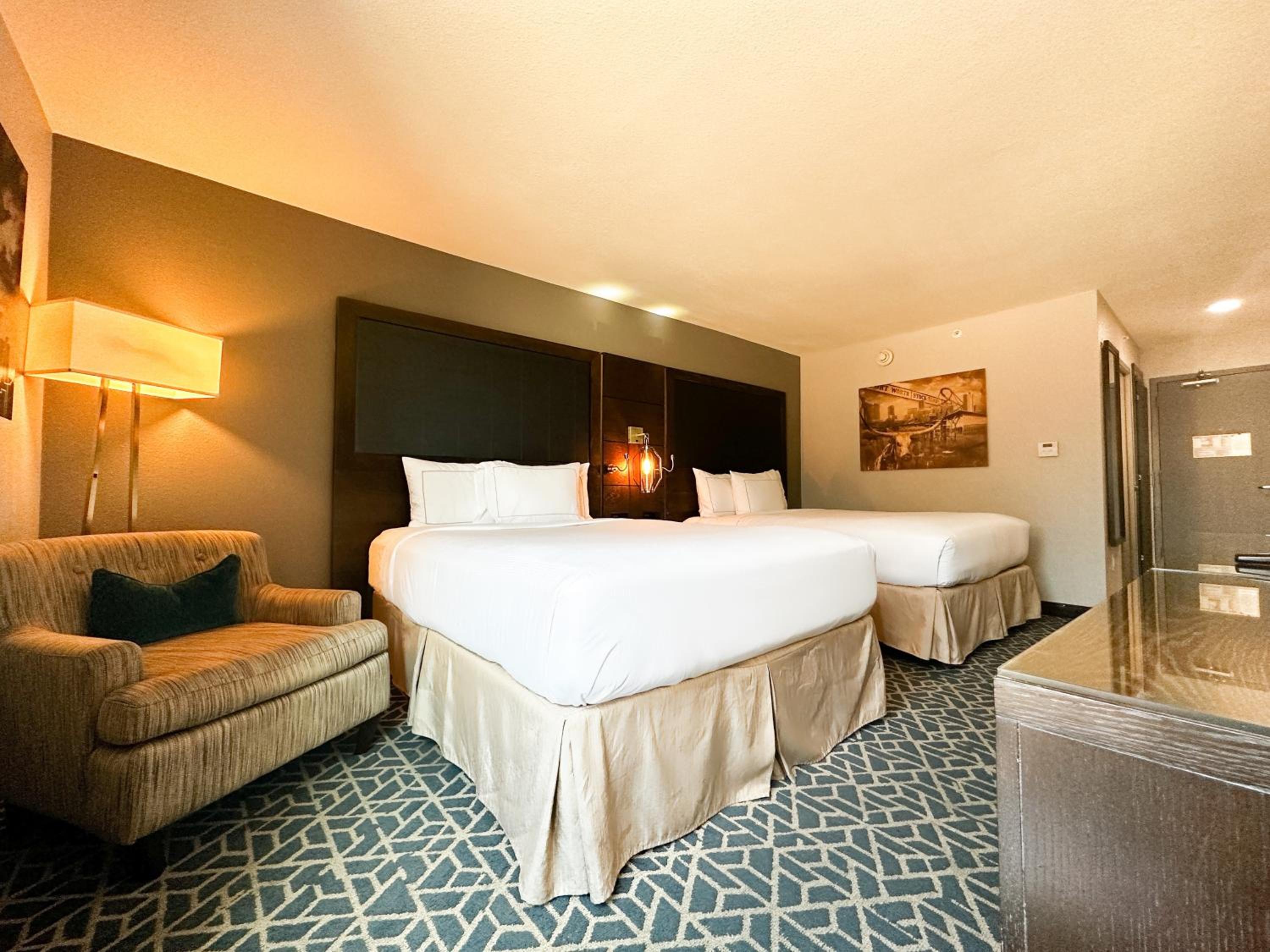 Queen Room with Two Queen Beds - Photo 4