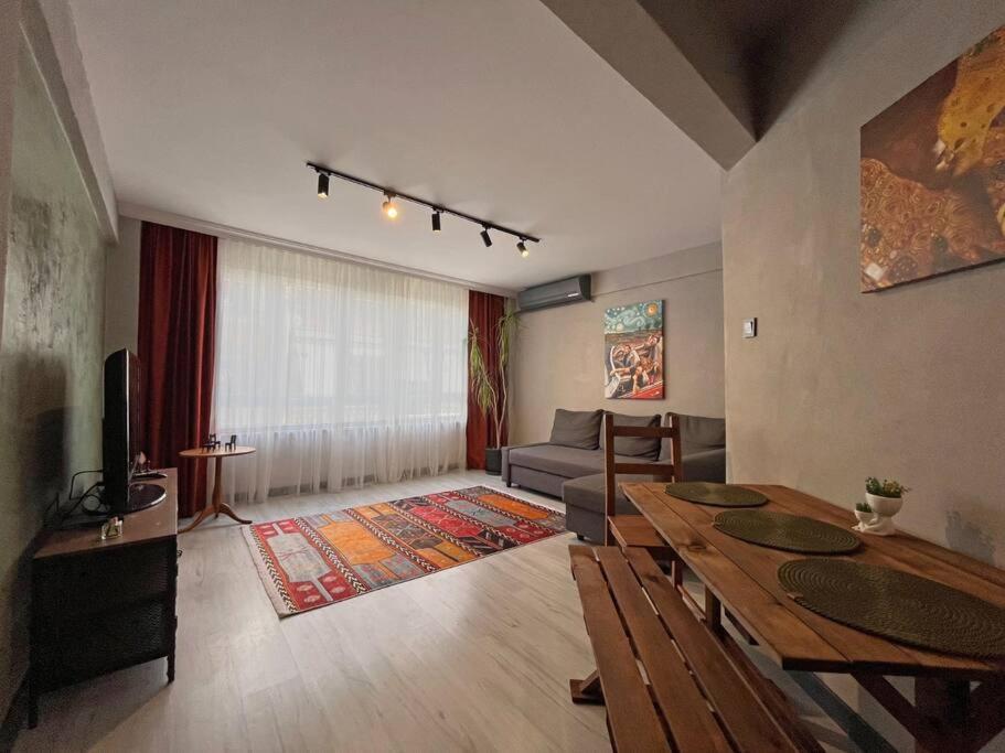 One-Bedroom Apartment photo 1