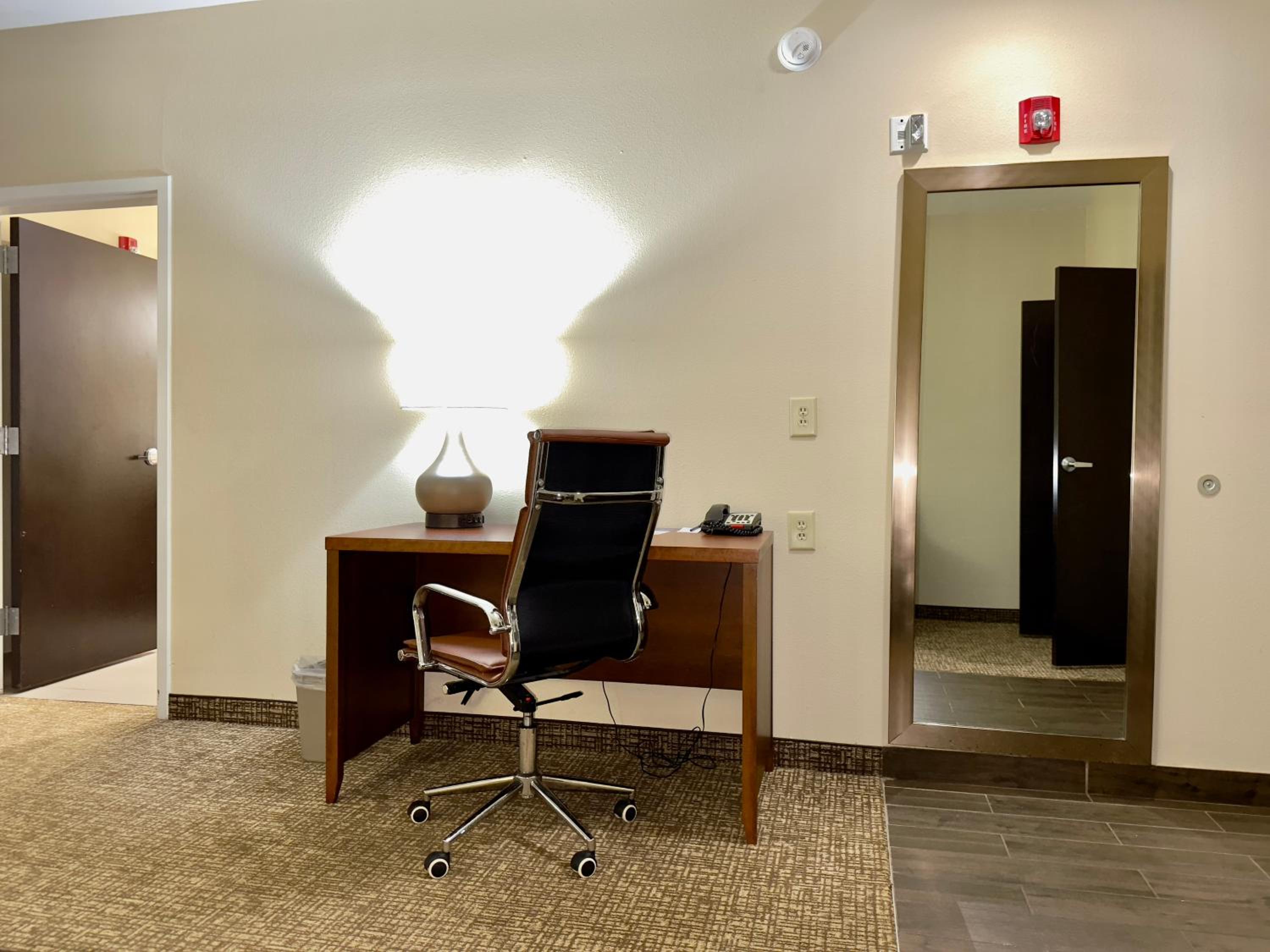Efficiency King Suite - Accessible/Non Smoking - Photo 2