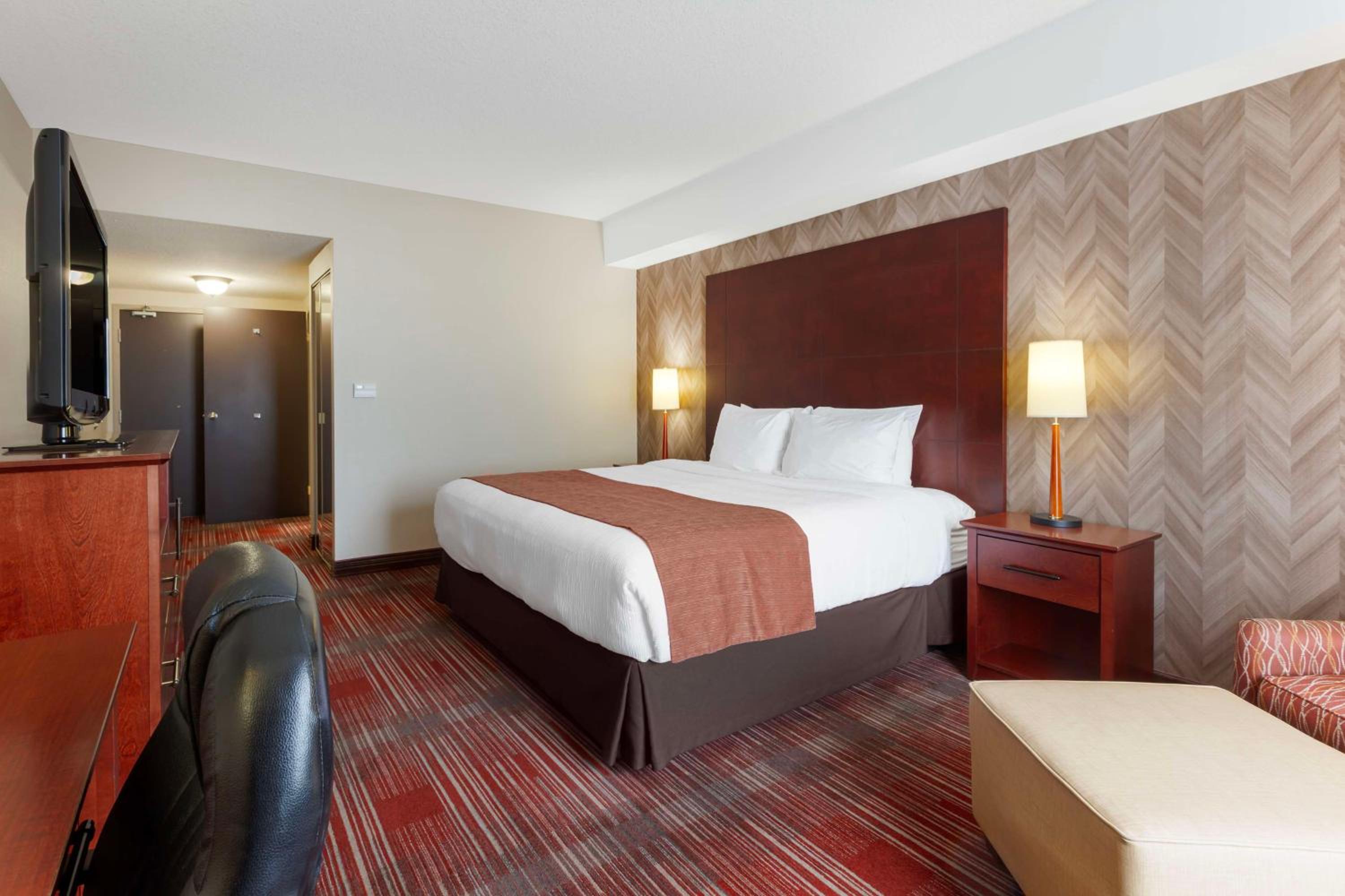 King Room with Roll-In Shower - Mobility Accessible - Photo 1